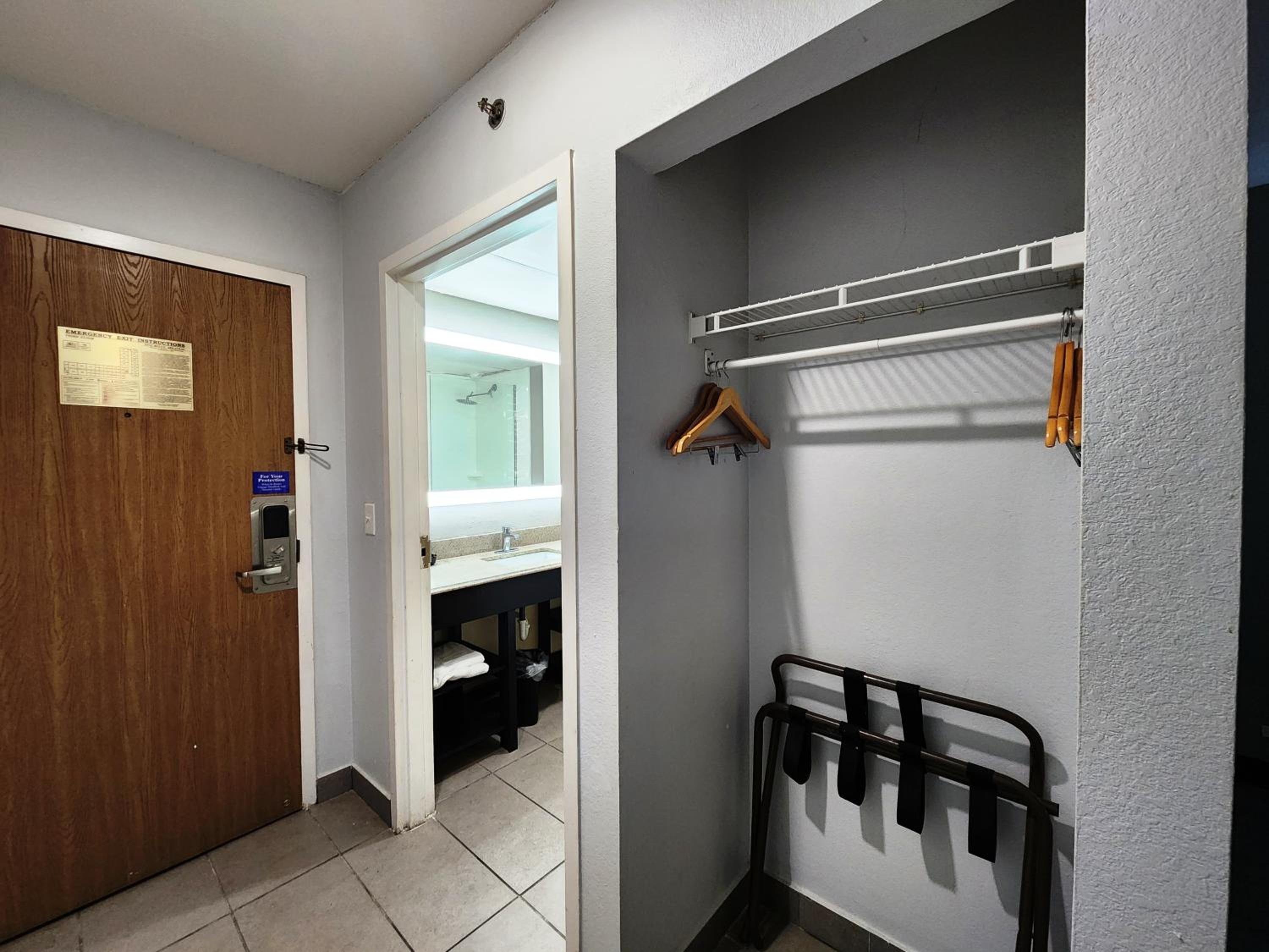 Deluxe King Room - Non-Smoking - Photo 8