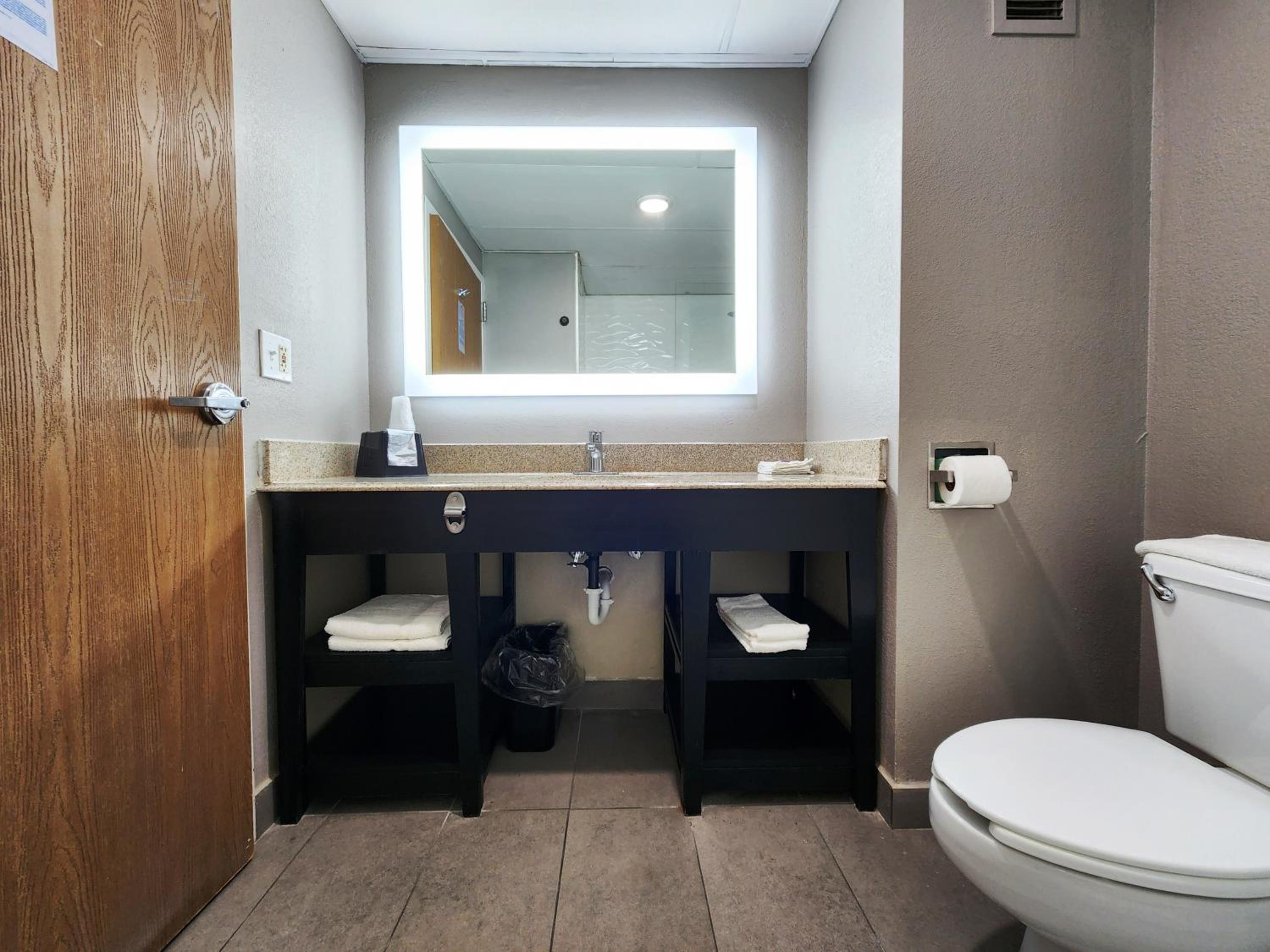 Deluxe King Room - Non-Smoking - Photo 5