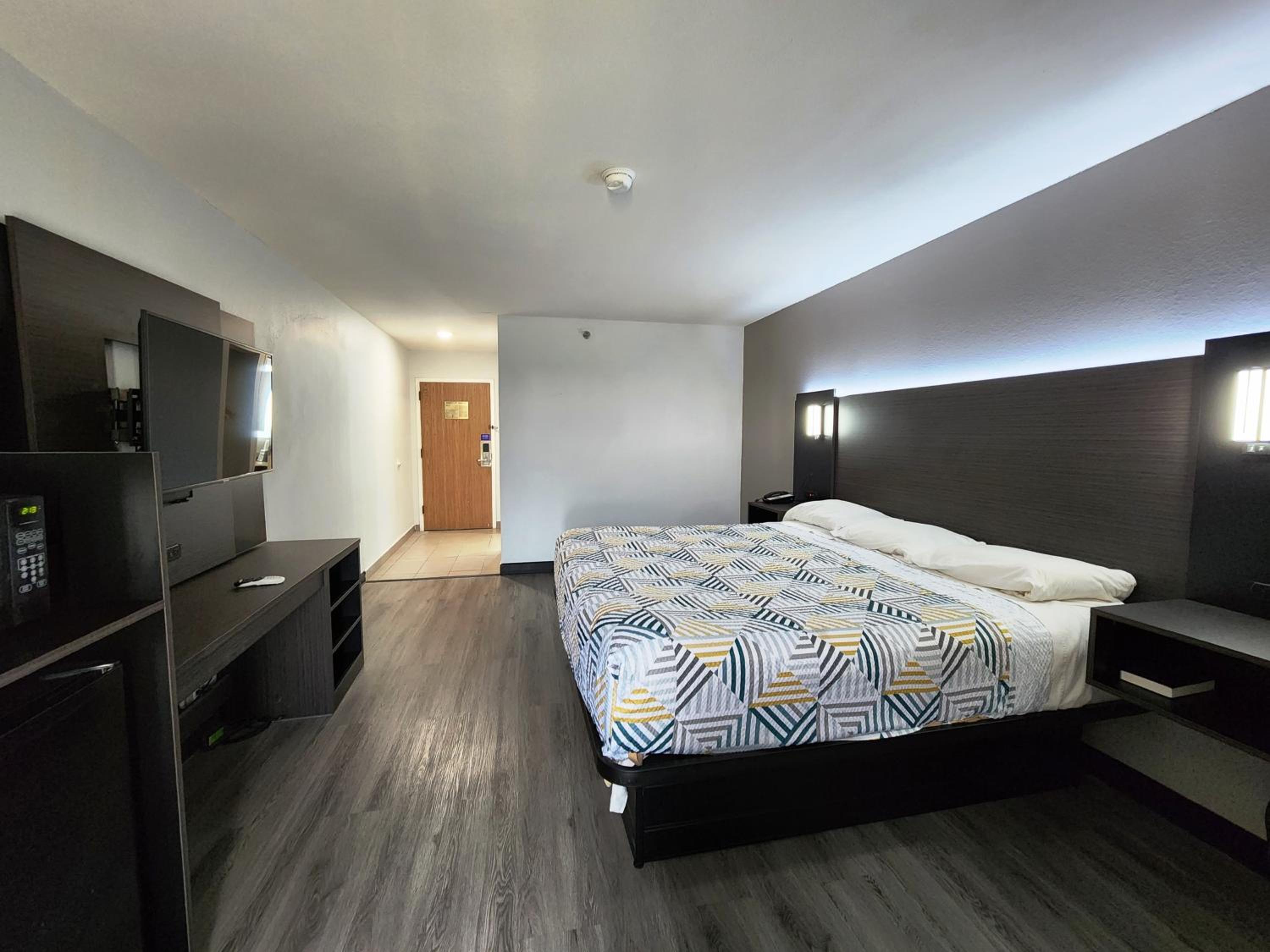 Deluxe King Room - Non-Smoking - Photo 6