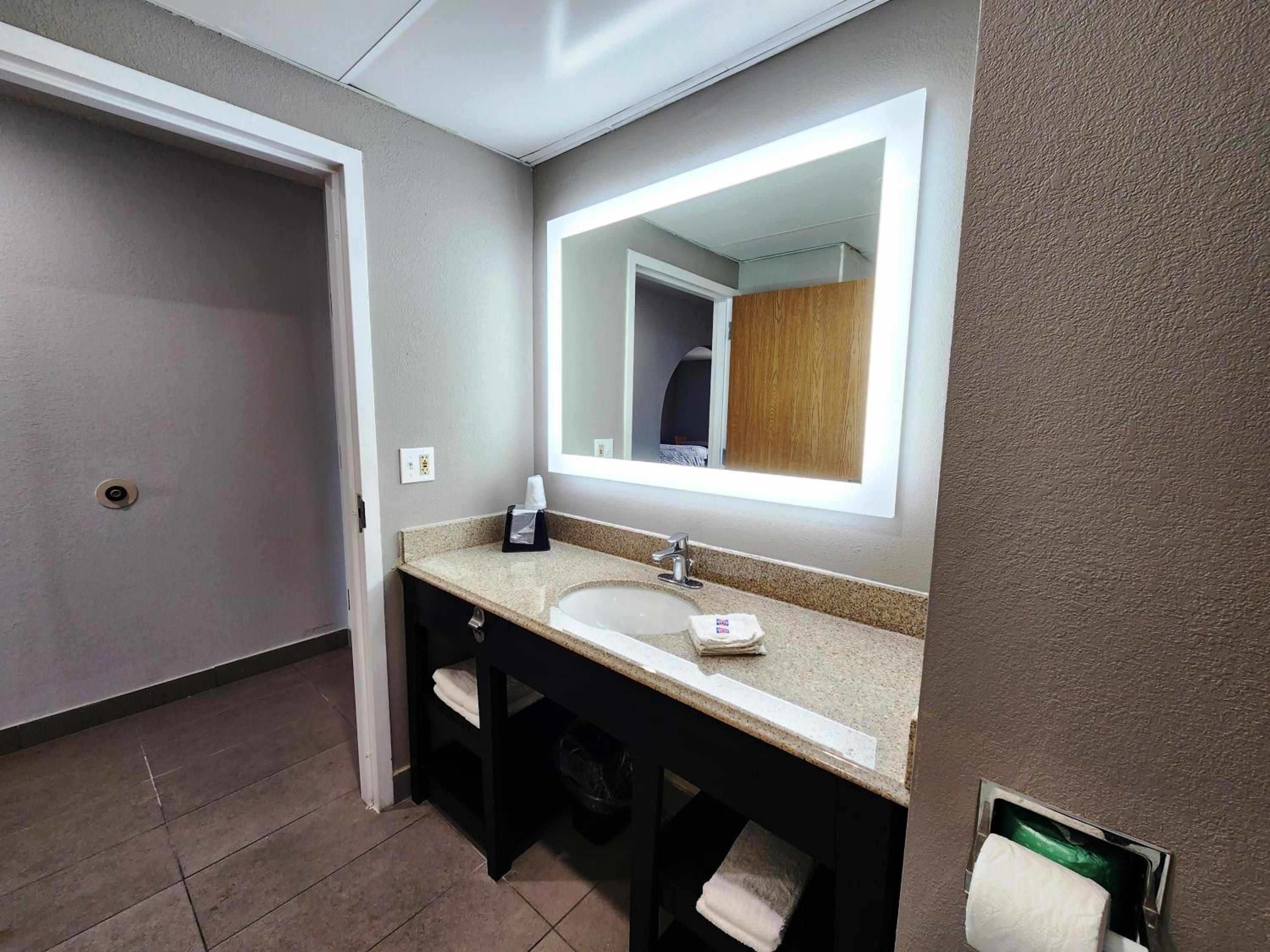 Deluxe King Room - Non-Smoking - Photo 3
