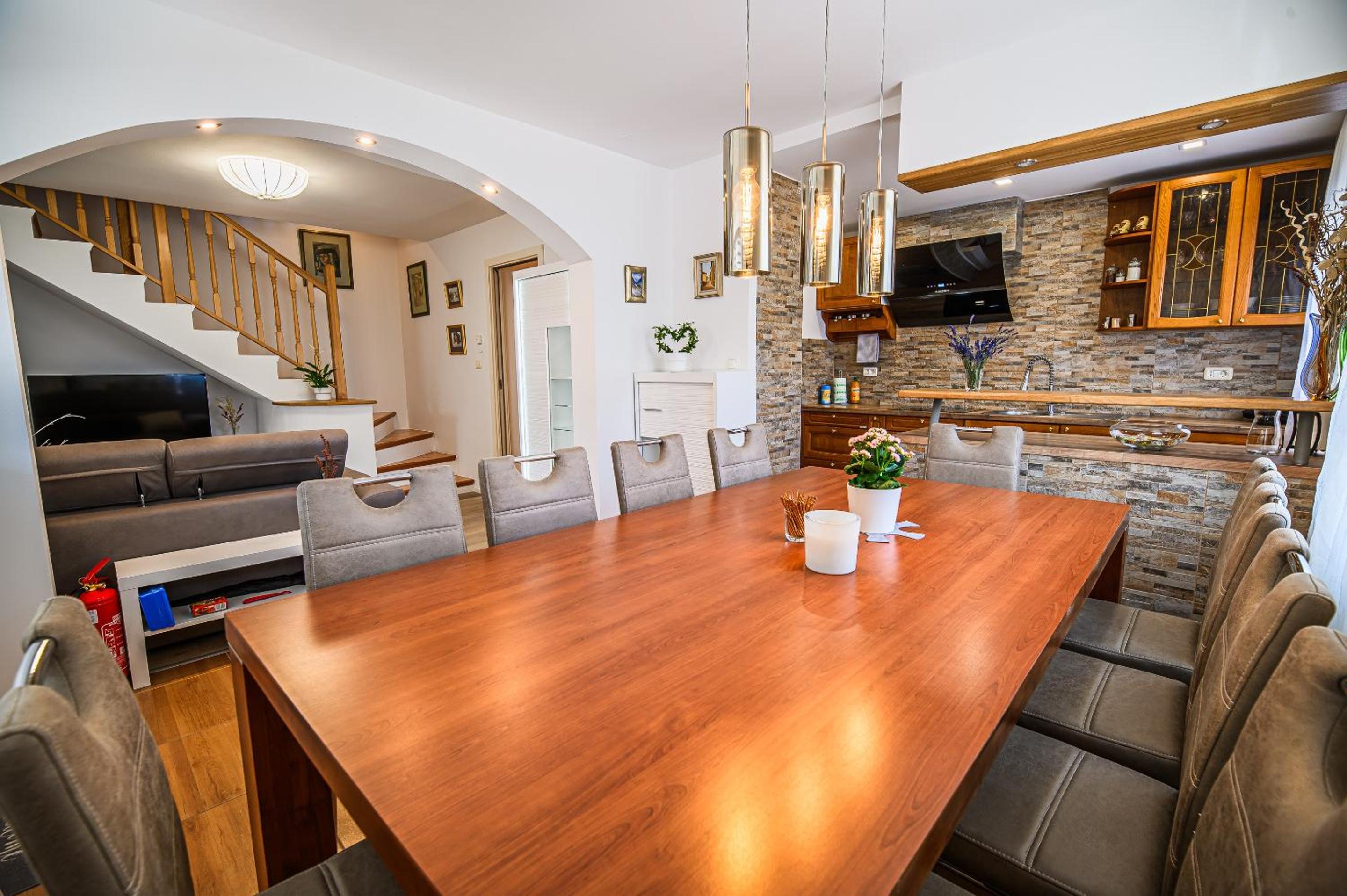 Three Bedroom Apartment With Terrace photo 2