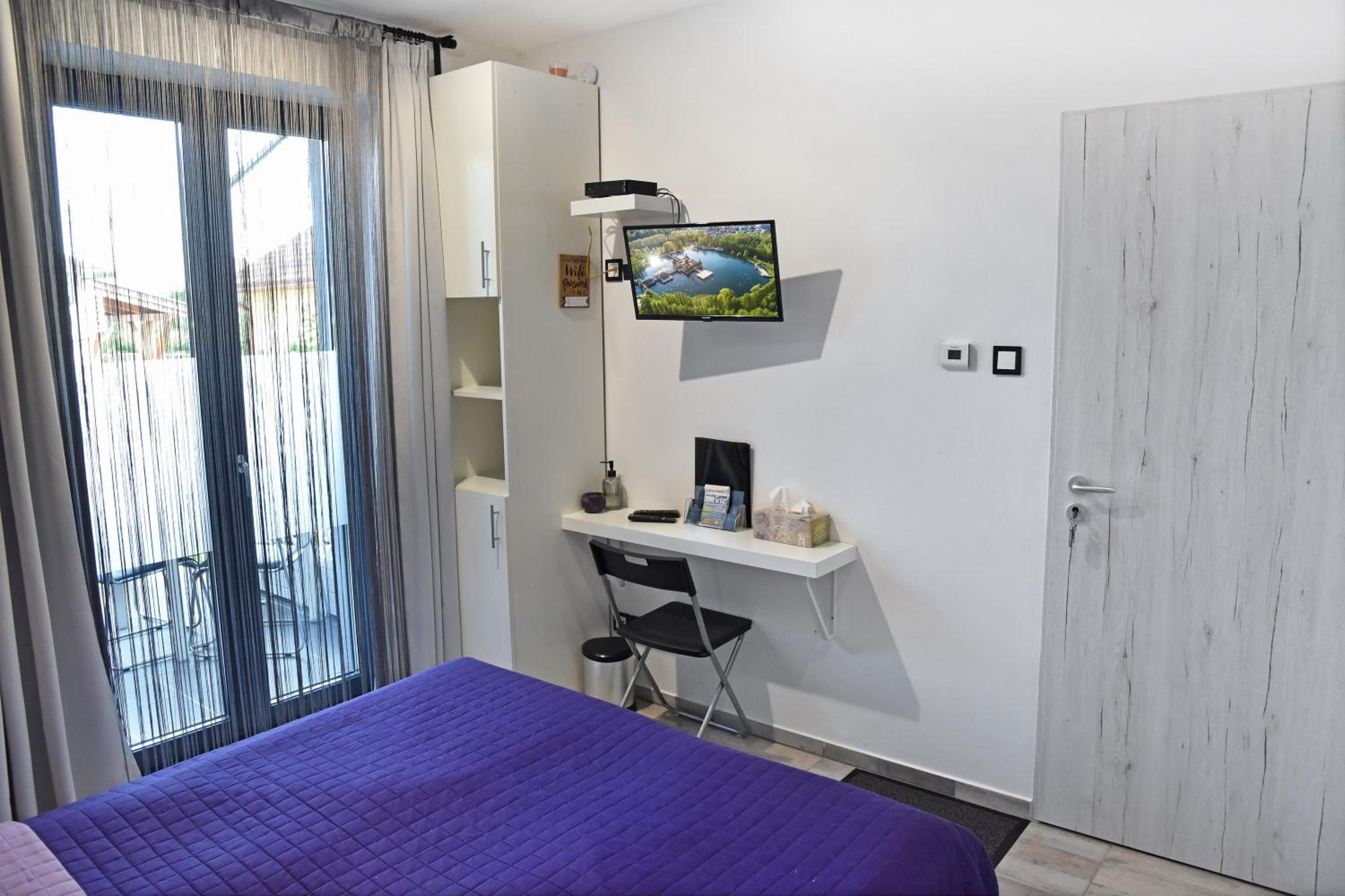 Double Room with Patio - Photo 3