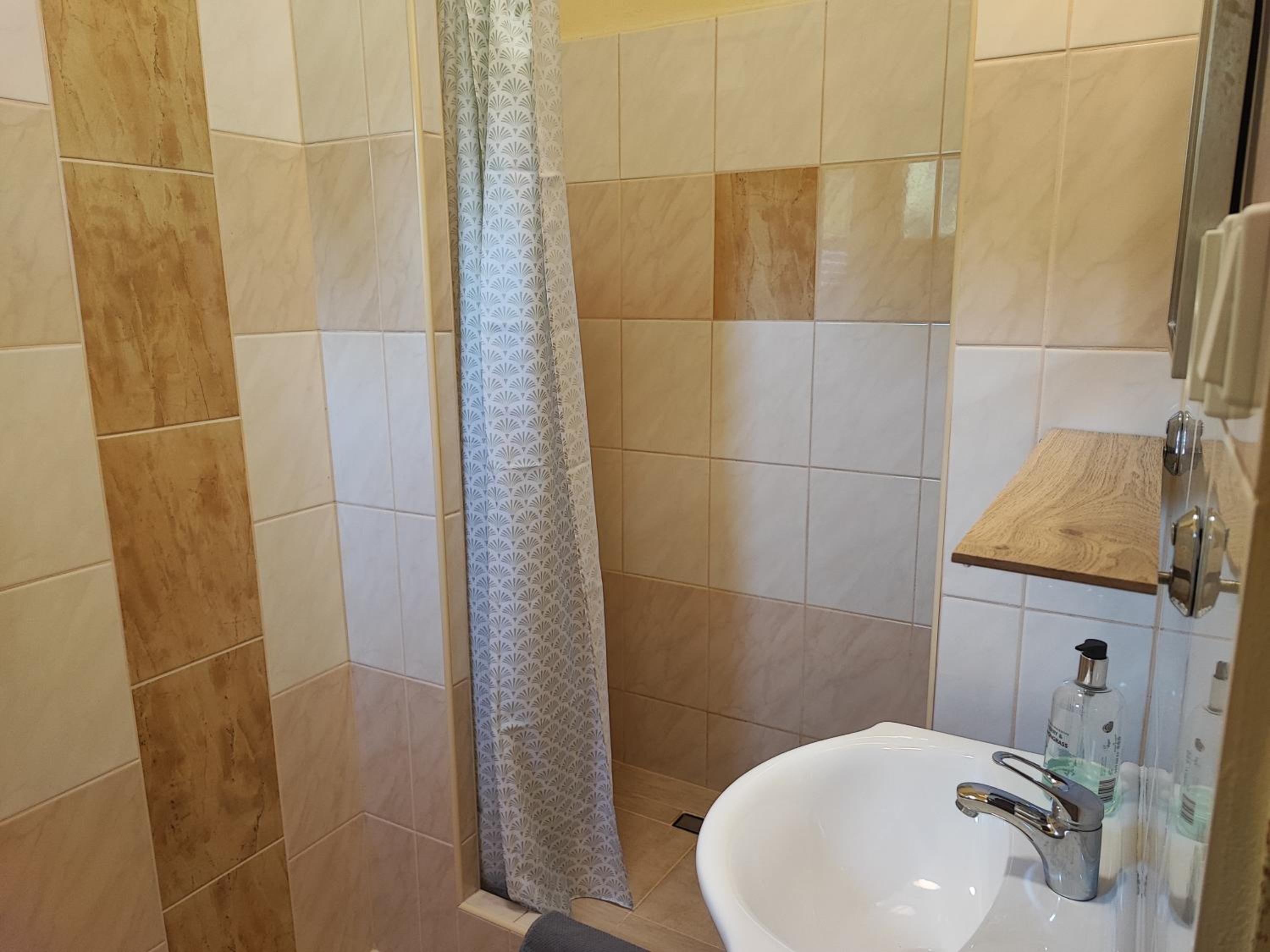 Double Room with Private Bathroom photo 3