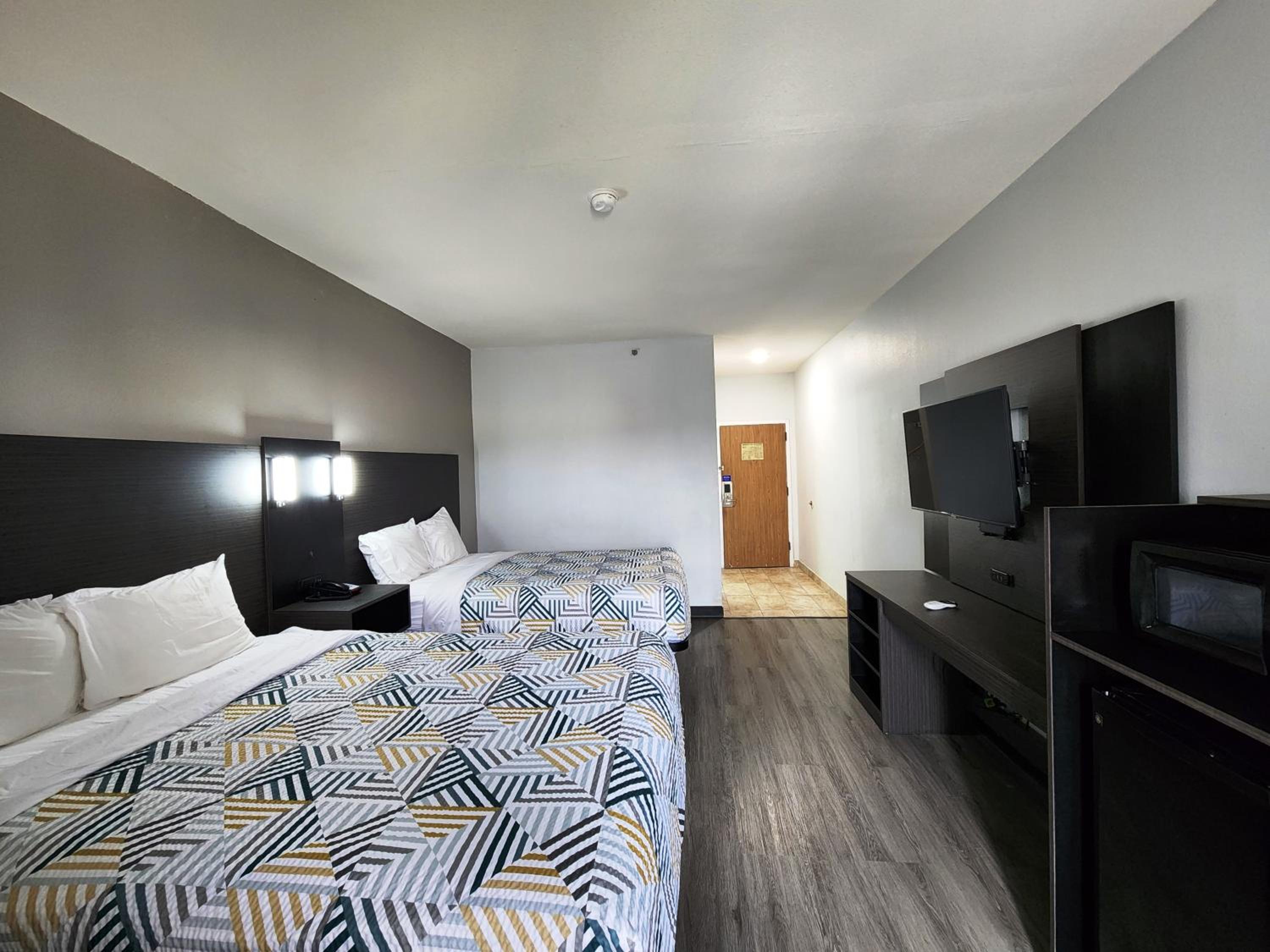 Deluxe Queen Room with Two Queen Beds - Non-Smoking - Photo 1