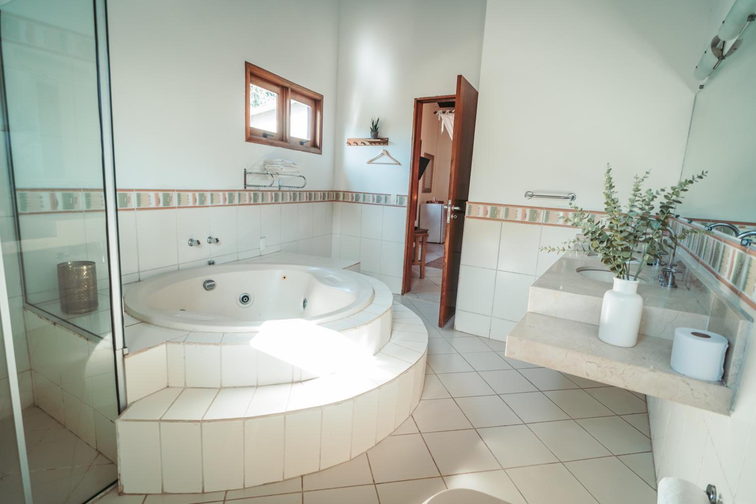 Deluxe Suite with Spa Bath - Photo 5