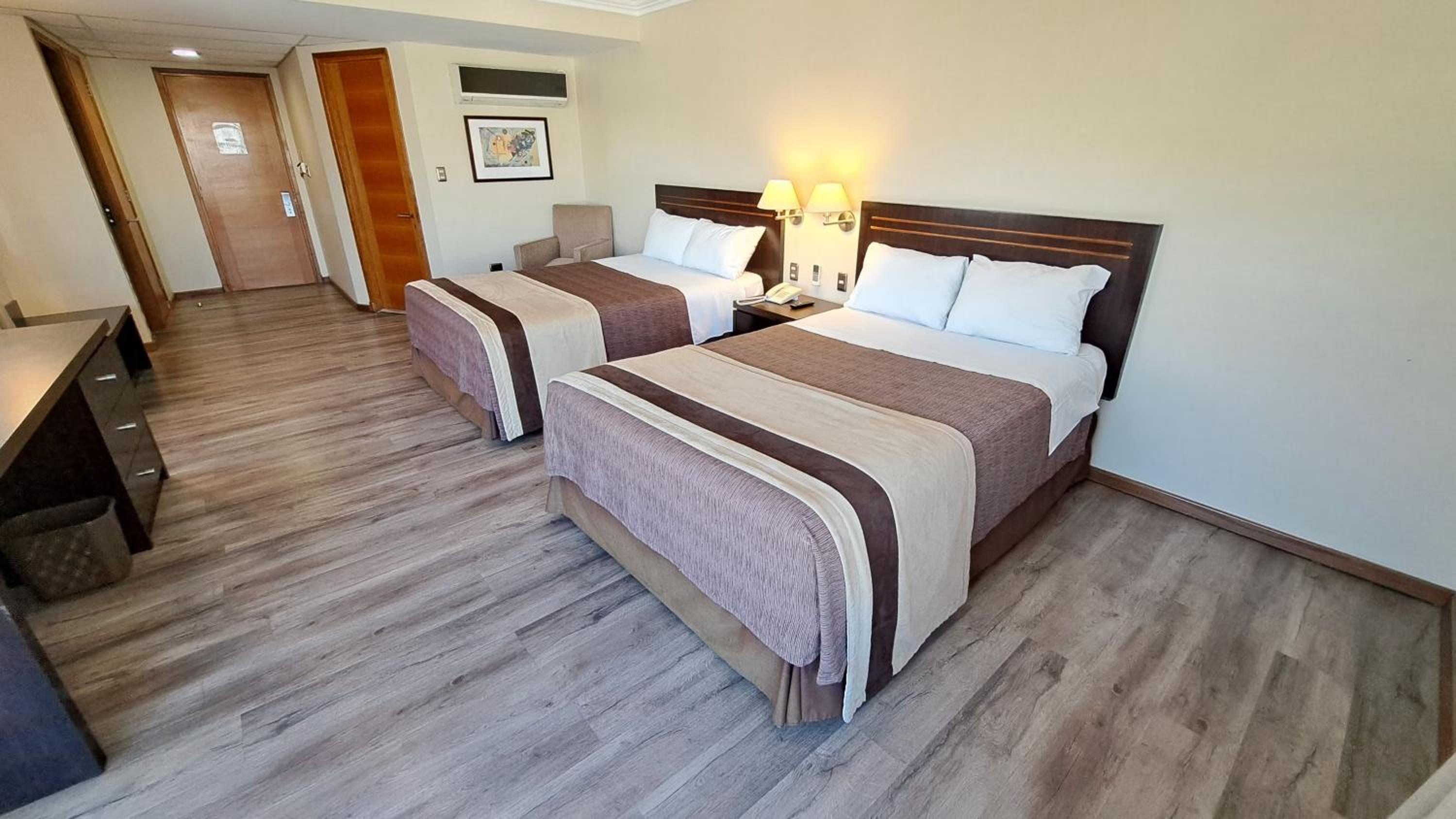 Queen Room with Two Queen Beds photo 3