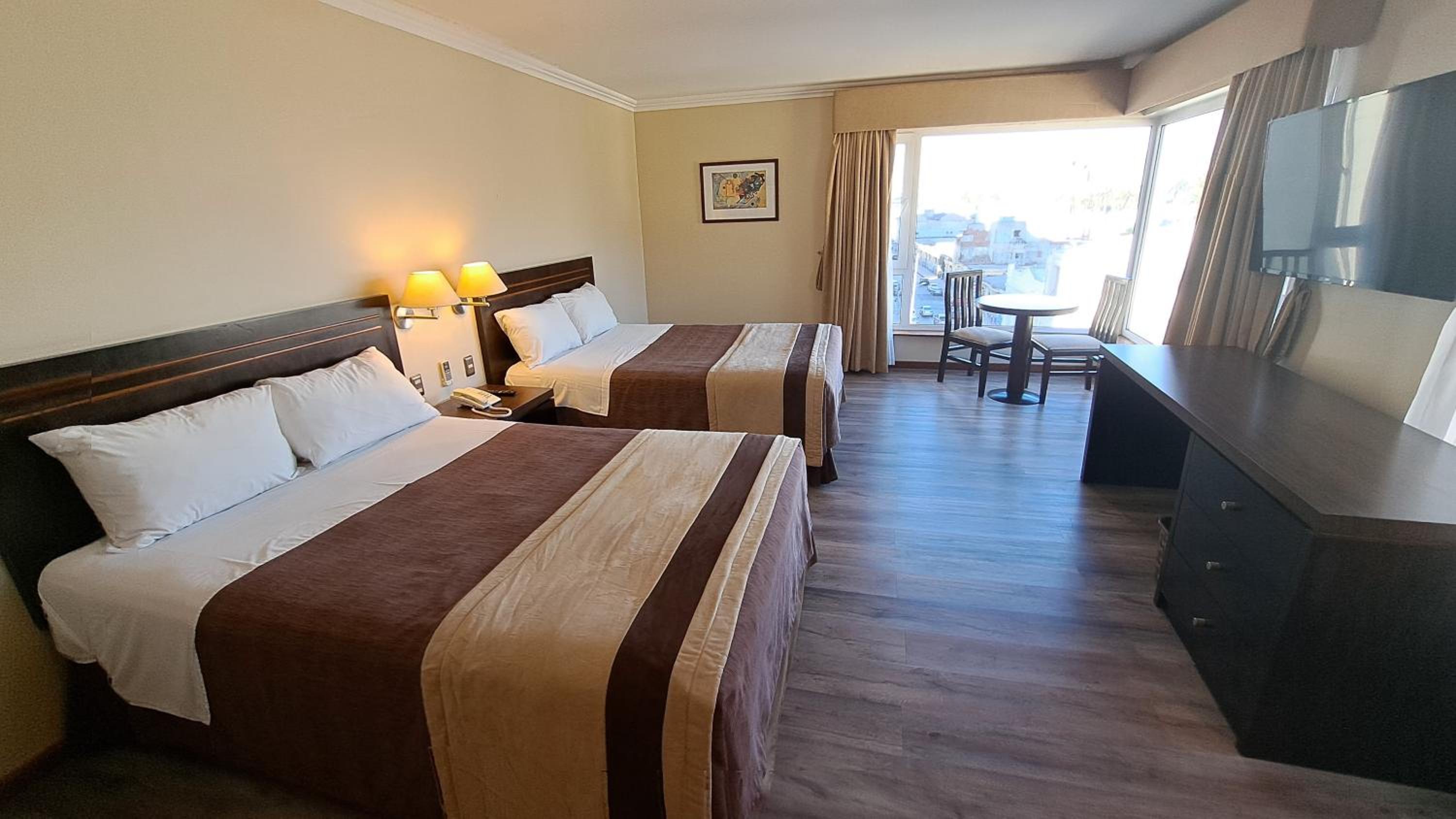 Queen Room with Two Queen Beds photo 2