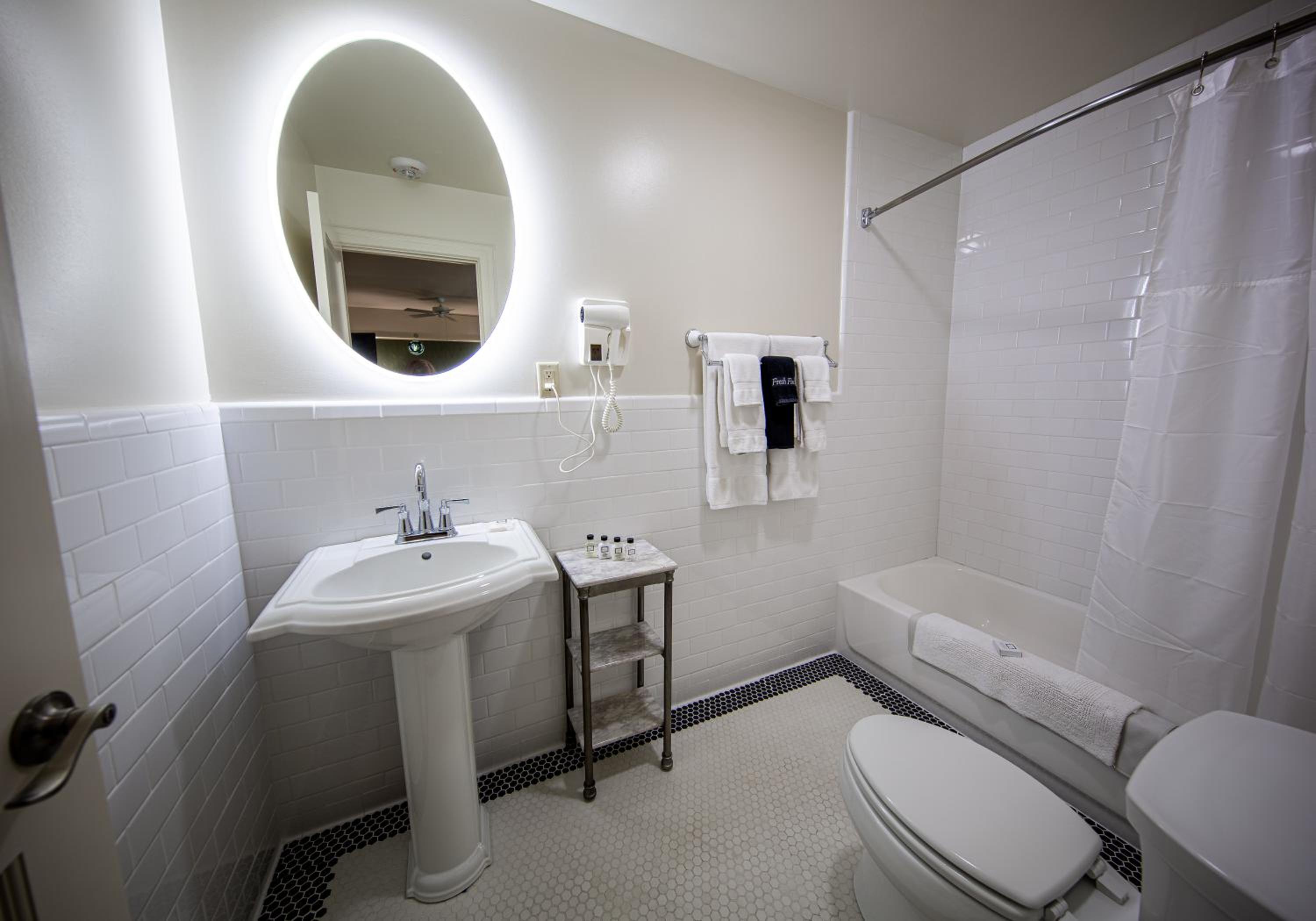 Junior Suite with Pool View photo 2