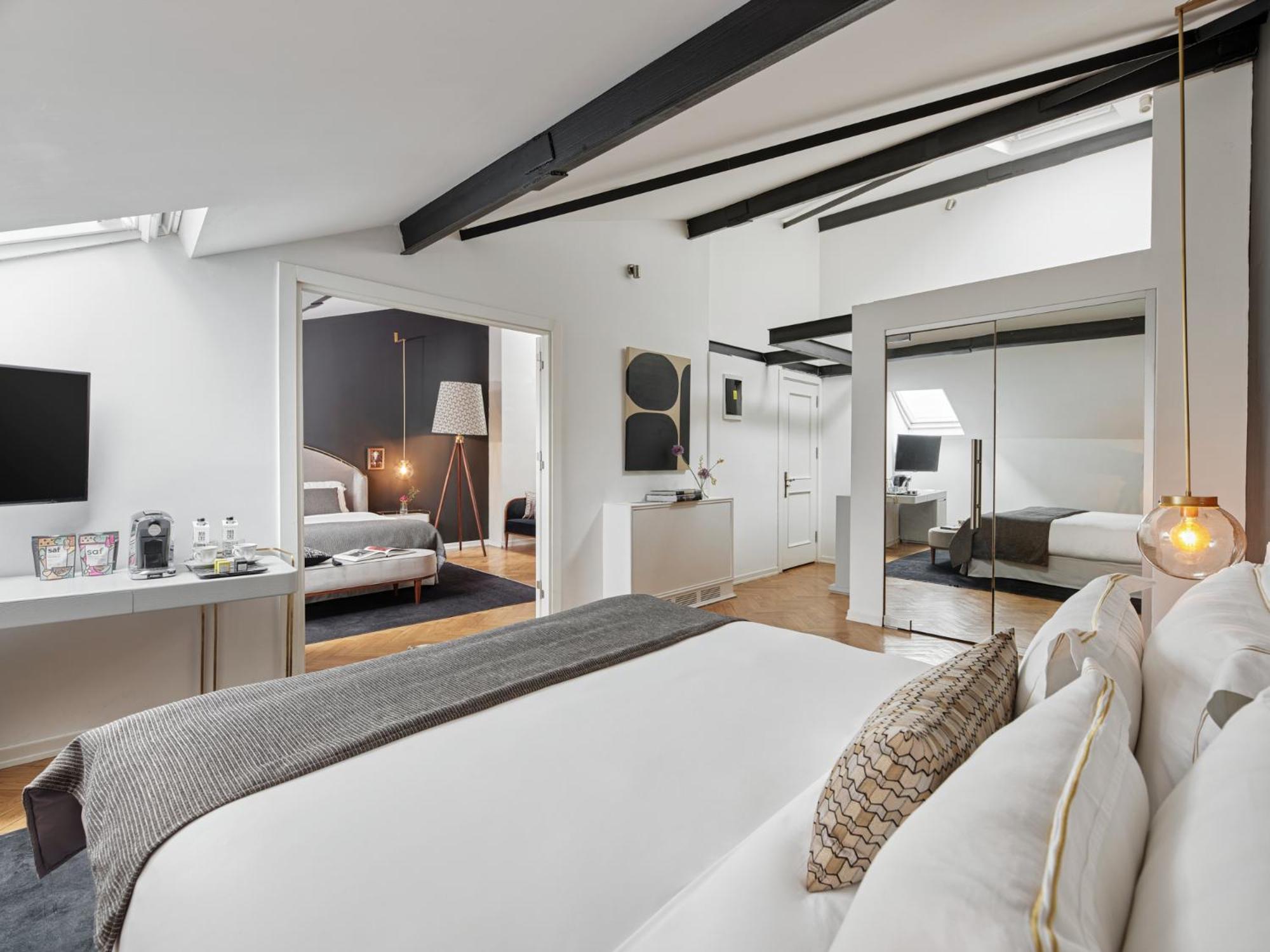 Deluxe Interconnected Family Suite photo 3