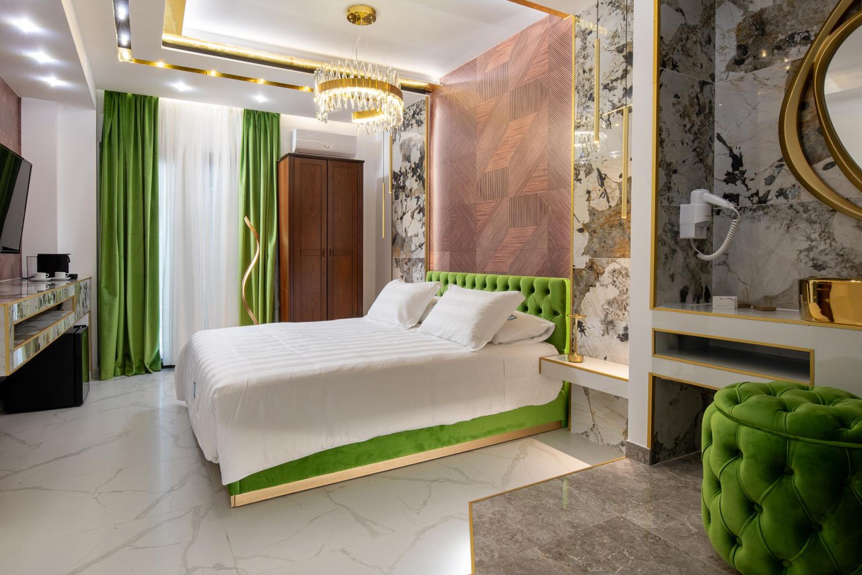 Deluxe King Suite - Photo 1