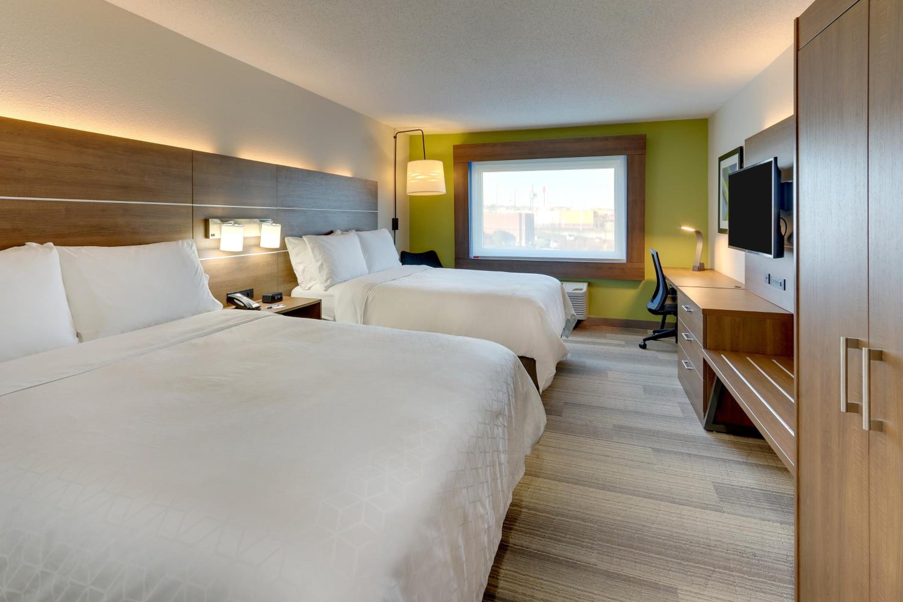 Standard Queen Room with Two Queen Beds - Photo 5