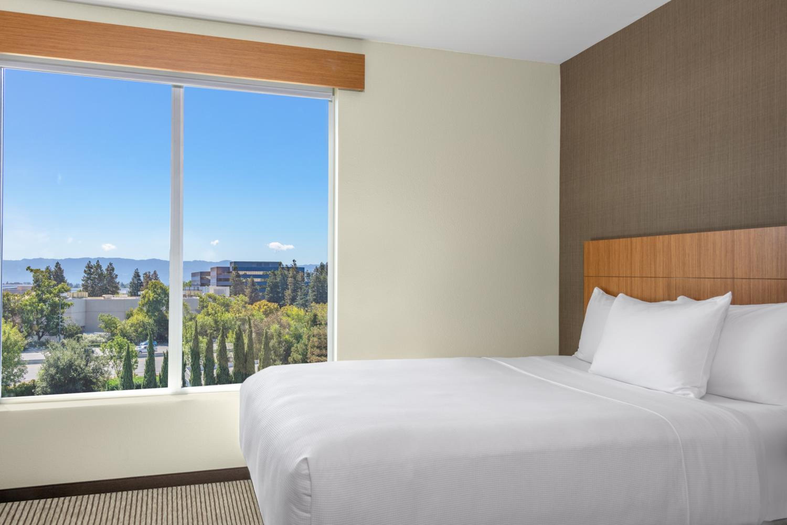 Queen Room with Two Queen Beds and Sofa Bed - High Floor photo 2