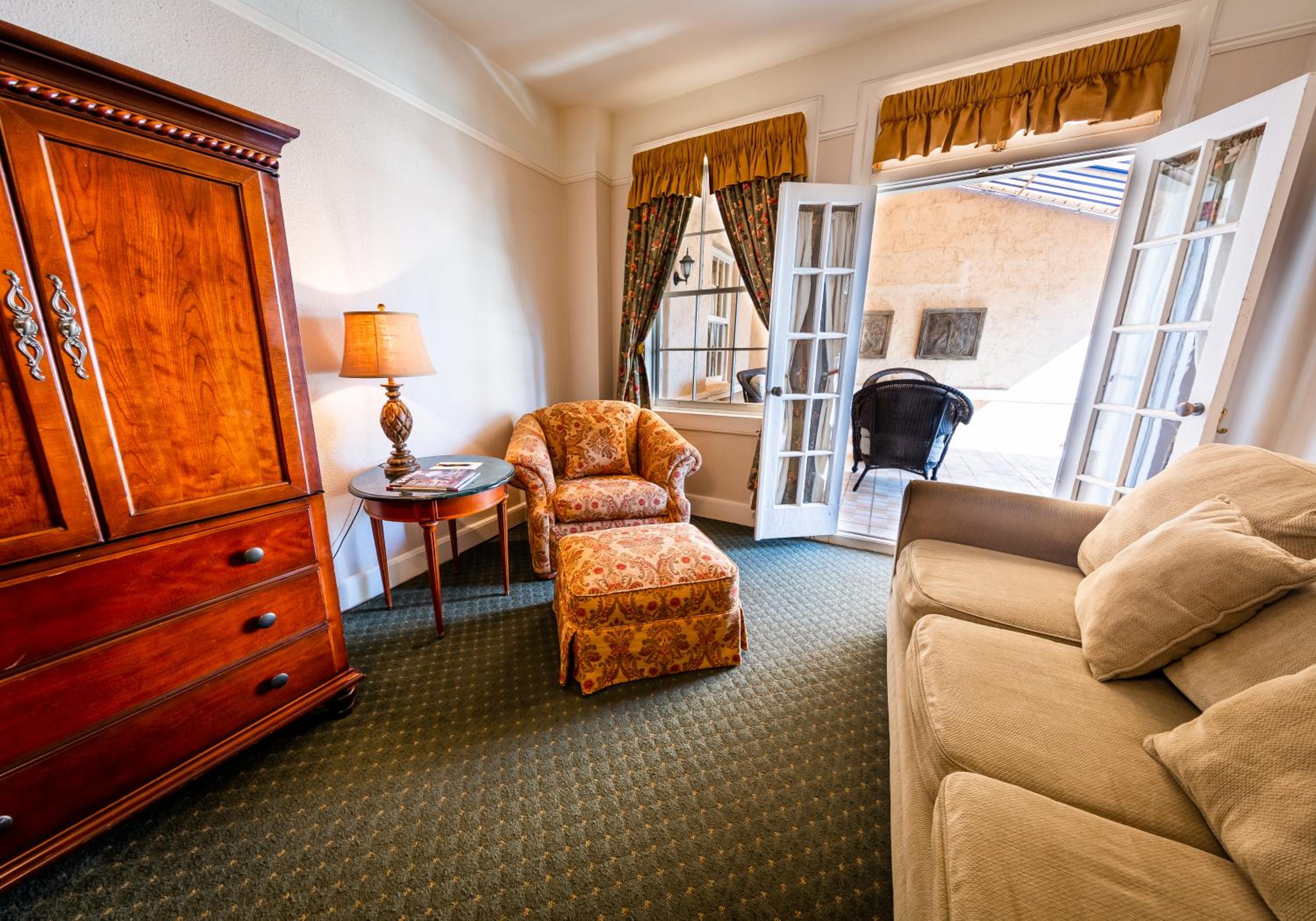 Deluxe Family Suite photo 3