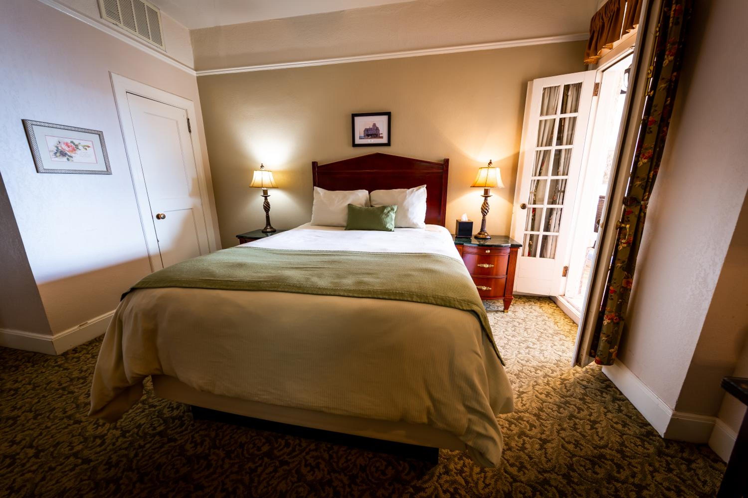 Queen Room with Balcony photo 2