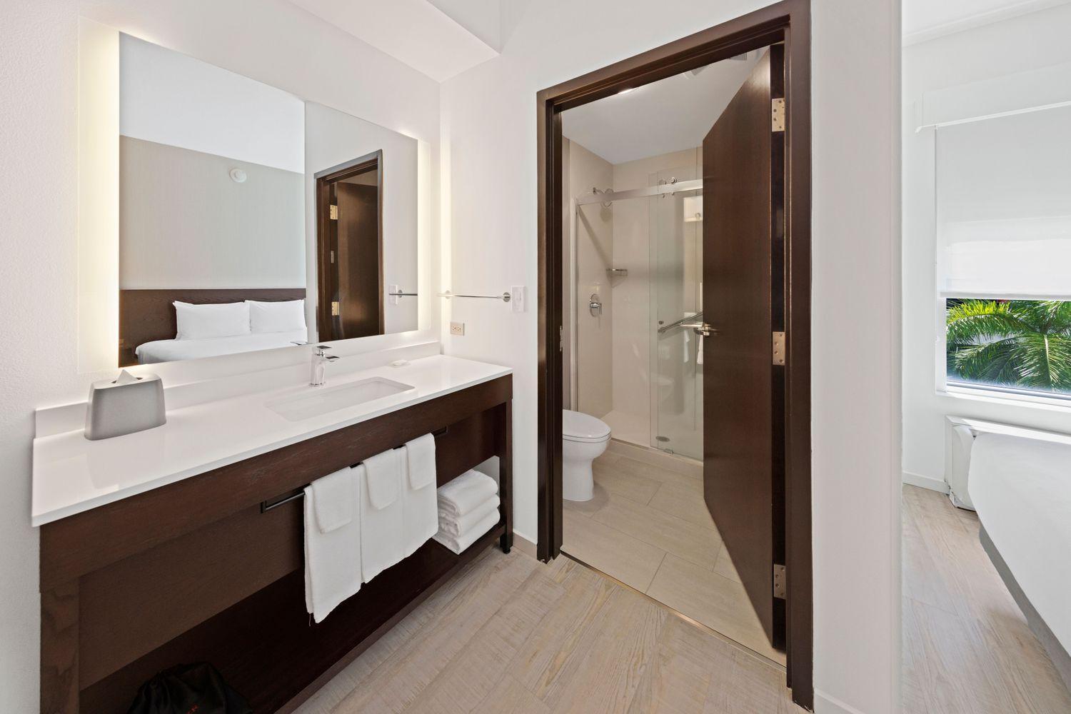 Queen Room with Two Queen Beds and Sofa Bed - High Floor - Photo 5