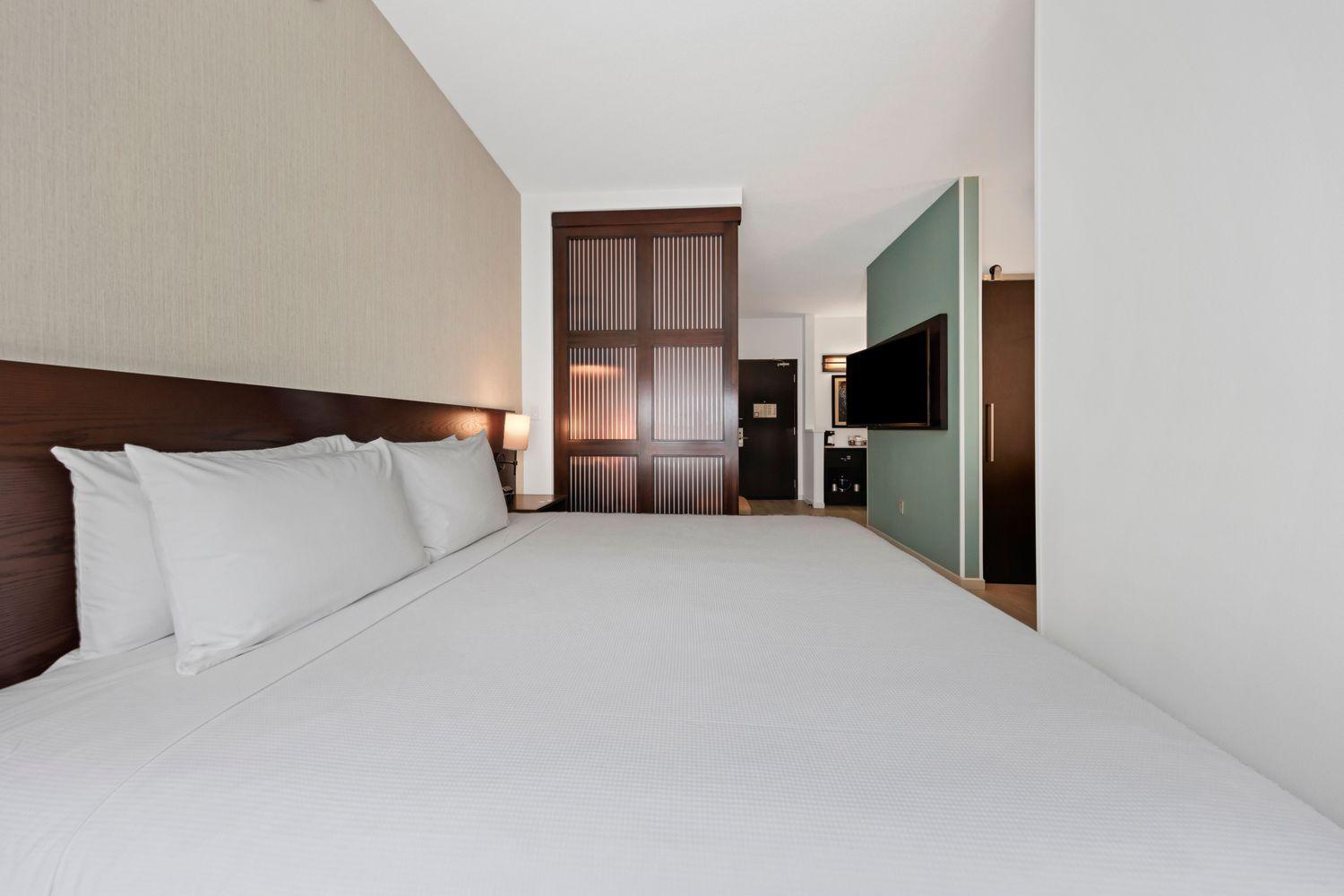 King Room with Sofa Bed - High Floor - Photo 9