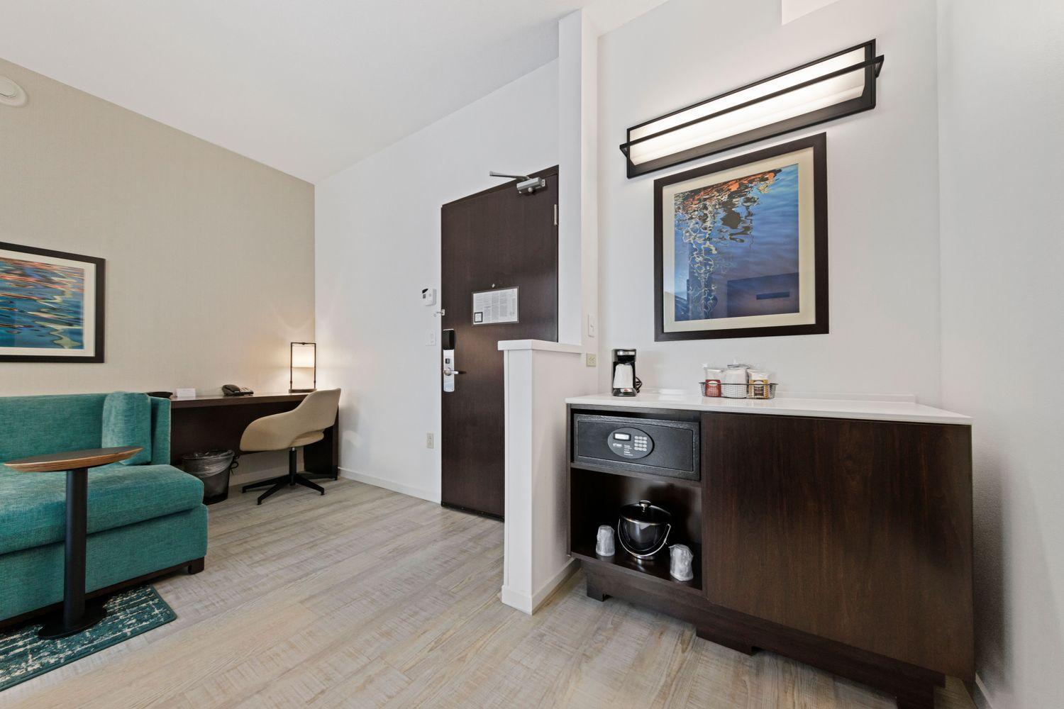 King Room with Sofa Bed - High Floor - Photo 7
