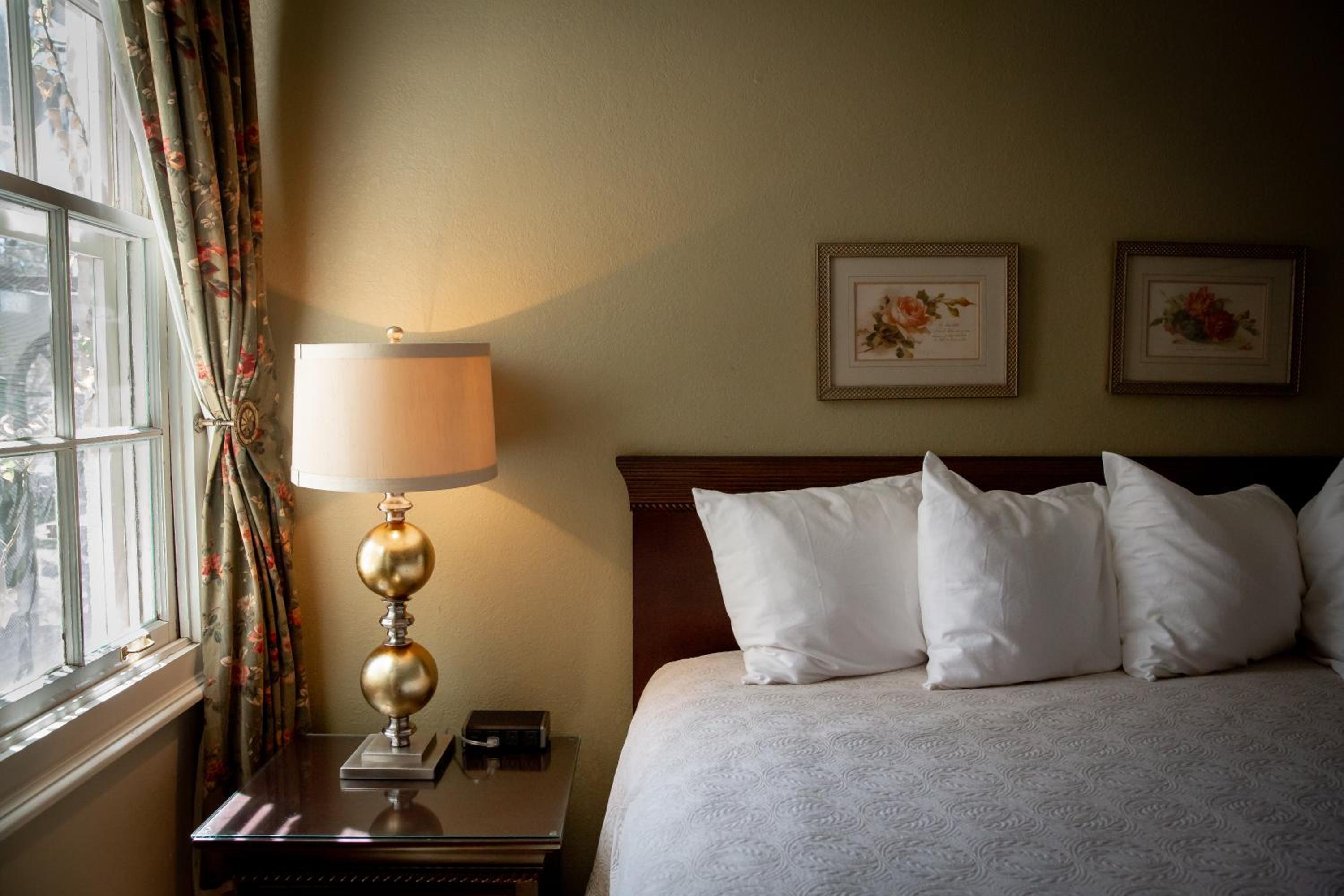 King Suite with Pool View