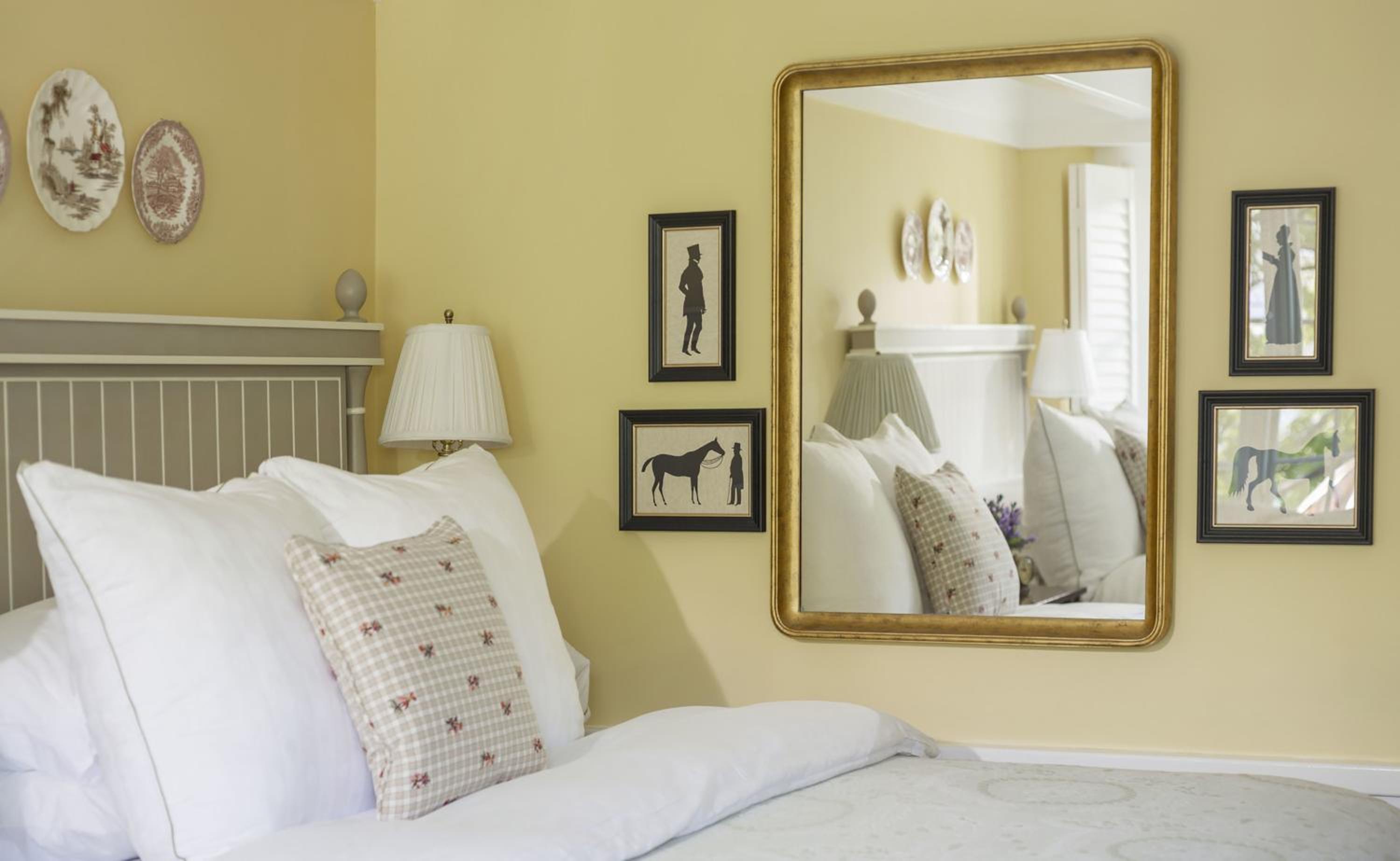 Queen Room with Two Queen Beds and Sofa Bed photo 3