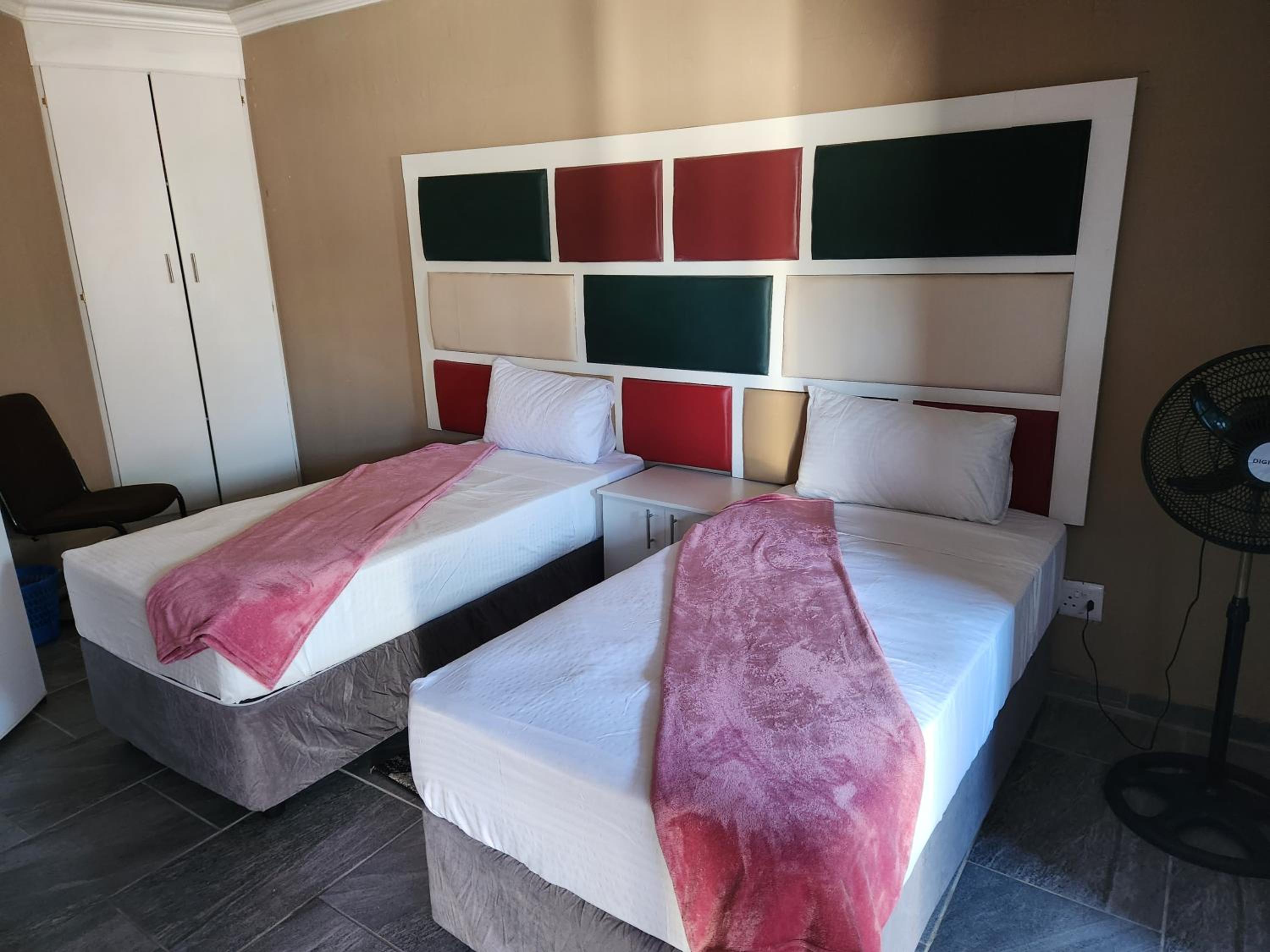 Double Room with Private Bathroom - Photo 7