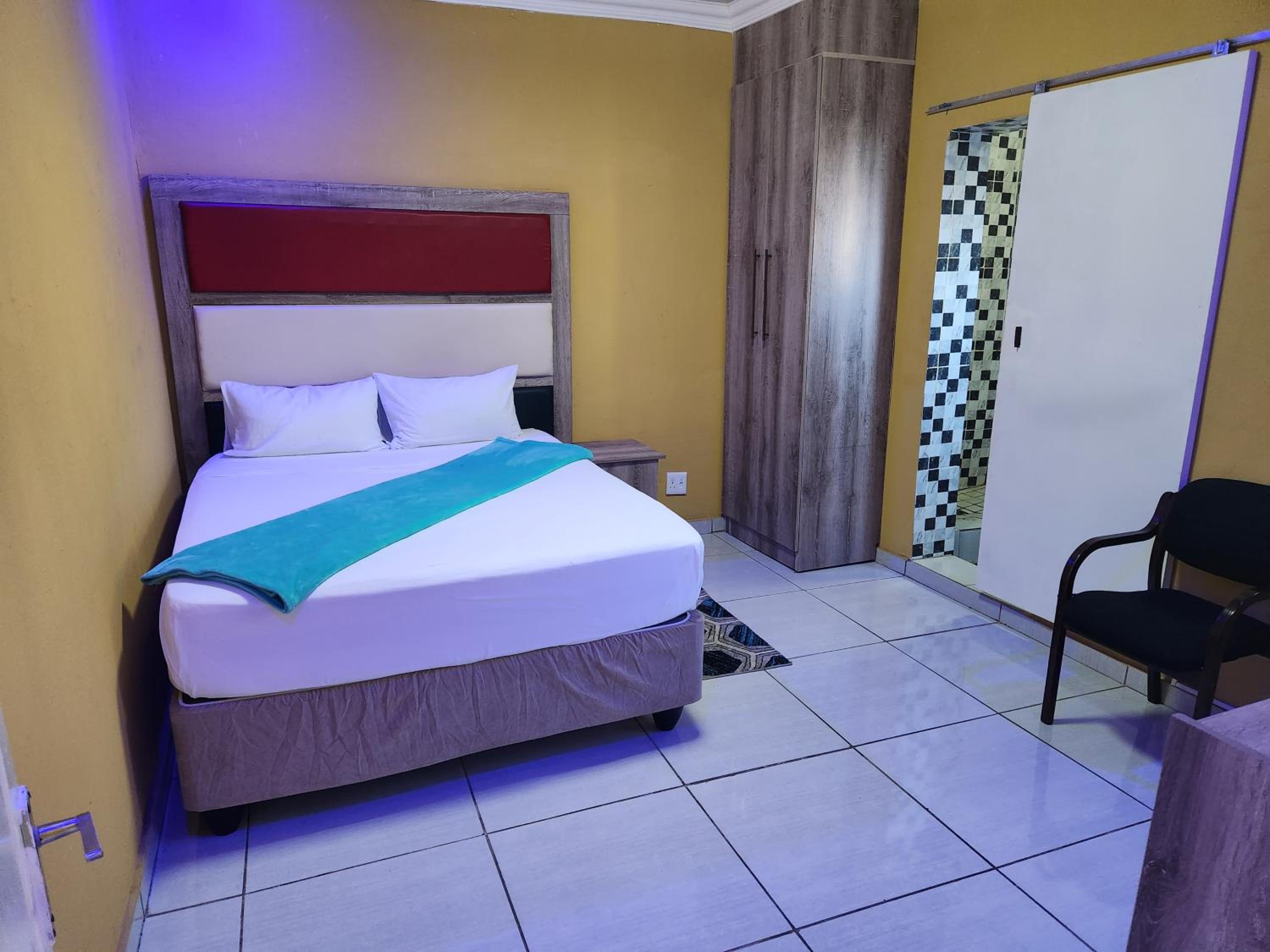 Double Room with Private Bathroom - Photo 2