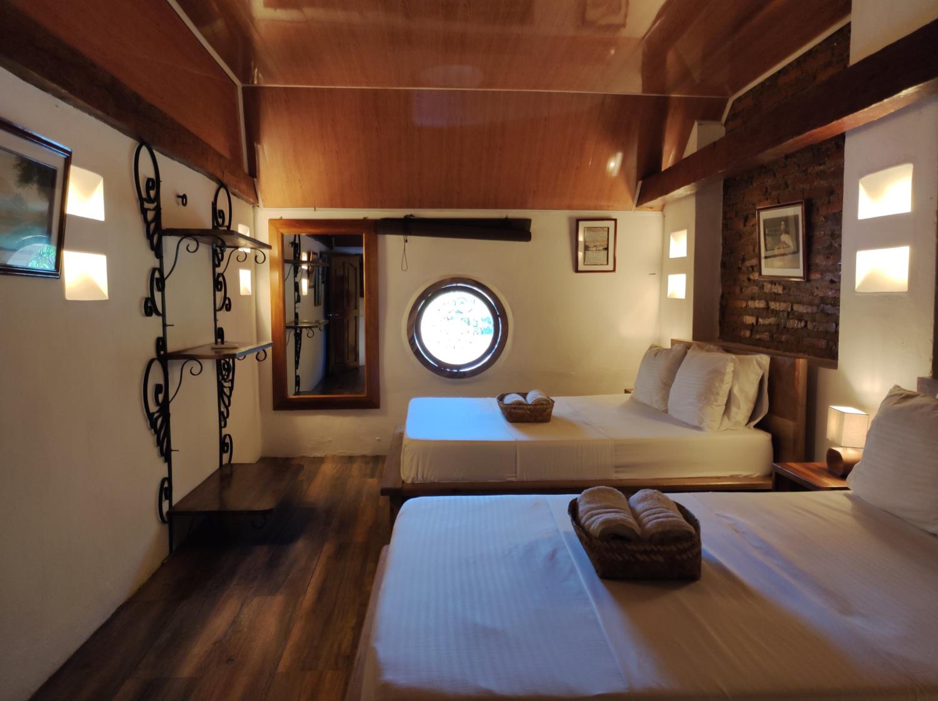 Quadruple Room with Private Bathroom photo 3