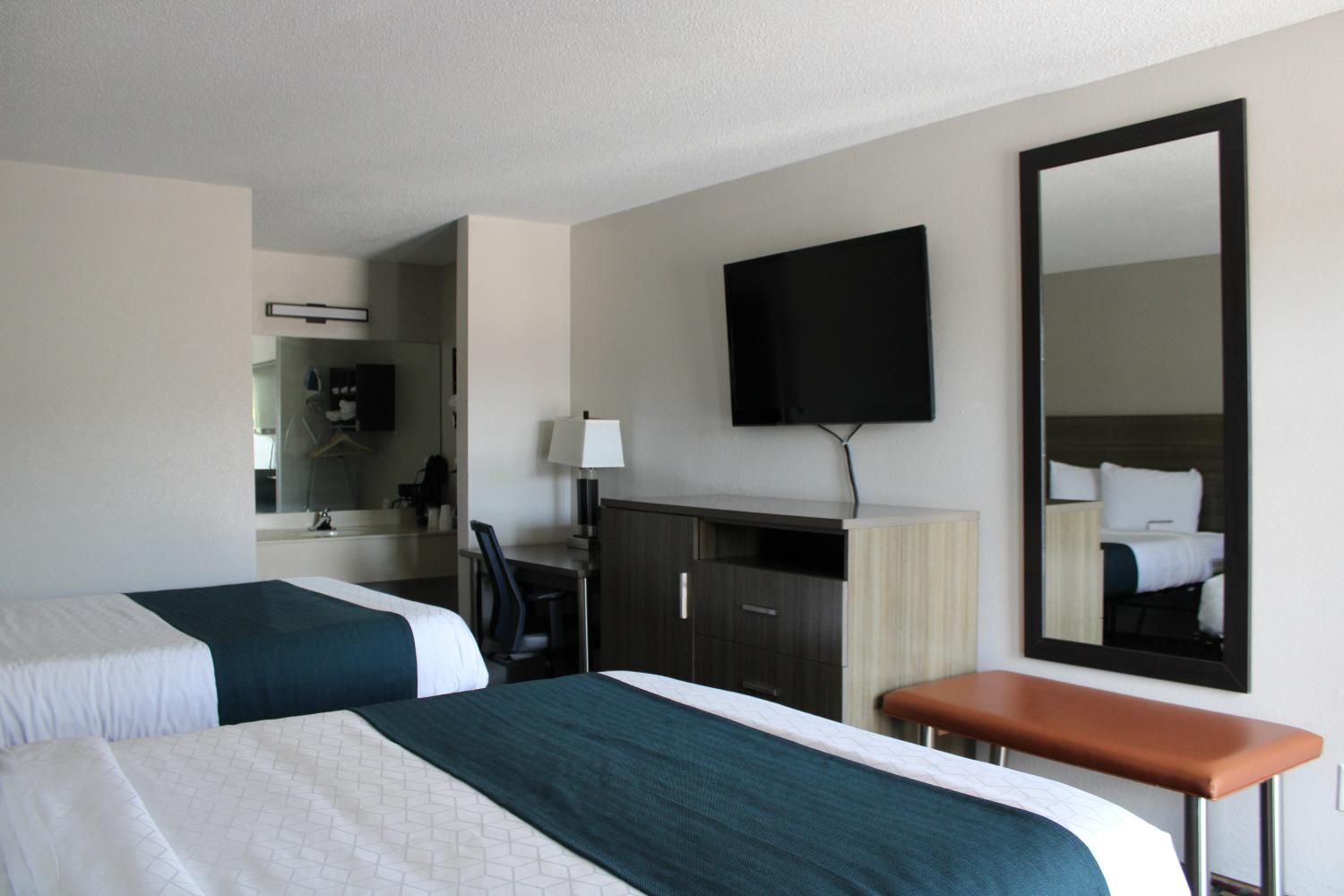 Queen Room with Two Queen Beds - Non-Smoking - Photo 4