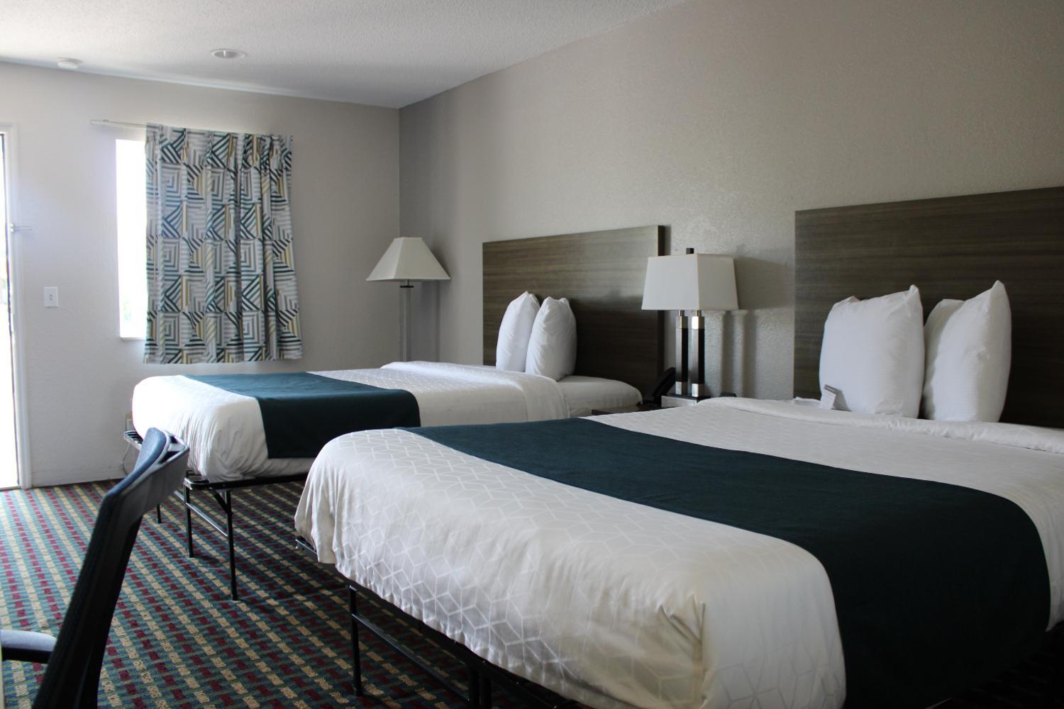 Queen Room with Two Queen Beds - Non-Smoking - Photo 3