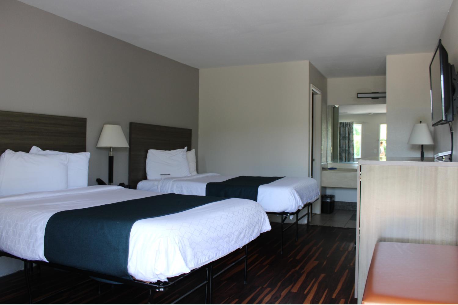 Queen Room with Two Queen Beds - Smoking - Photo 5