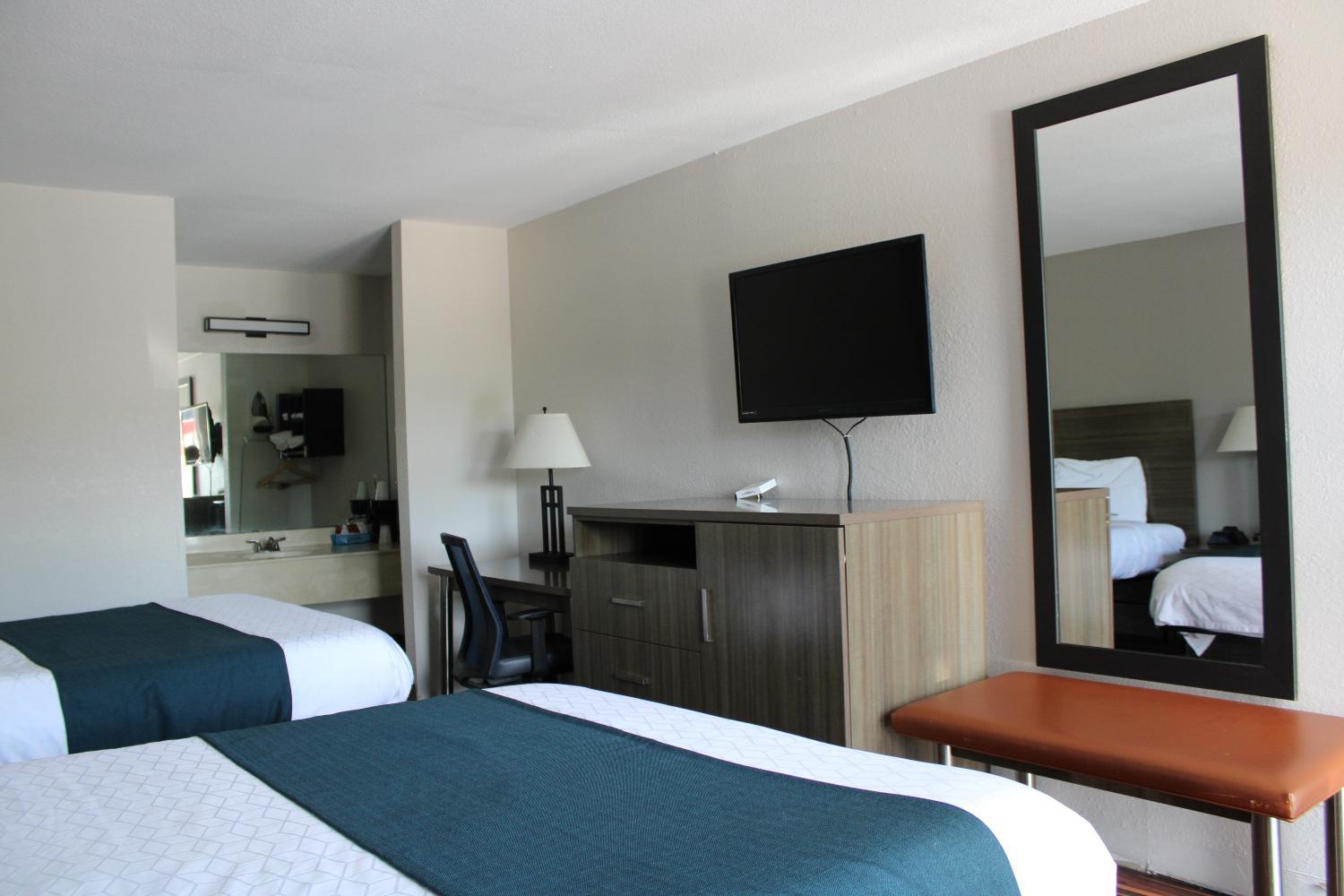Queen Room with Two Queen Beds - Smoking - Photo 6