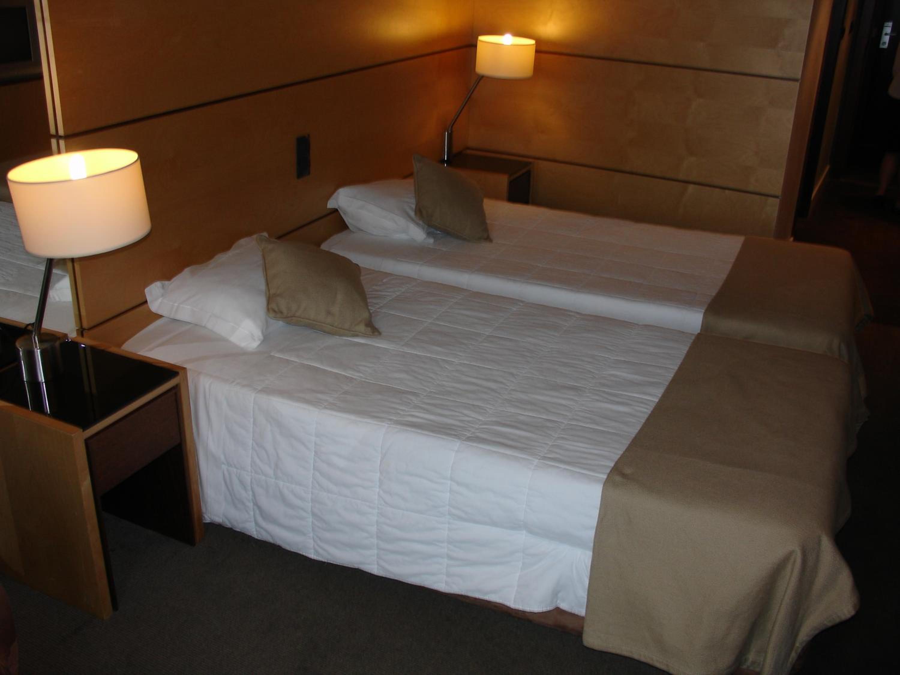 Standard Double or Twin Room - Photo 10