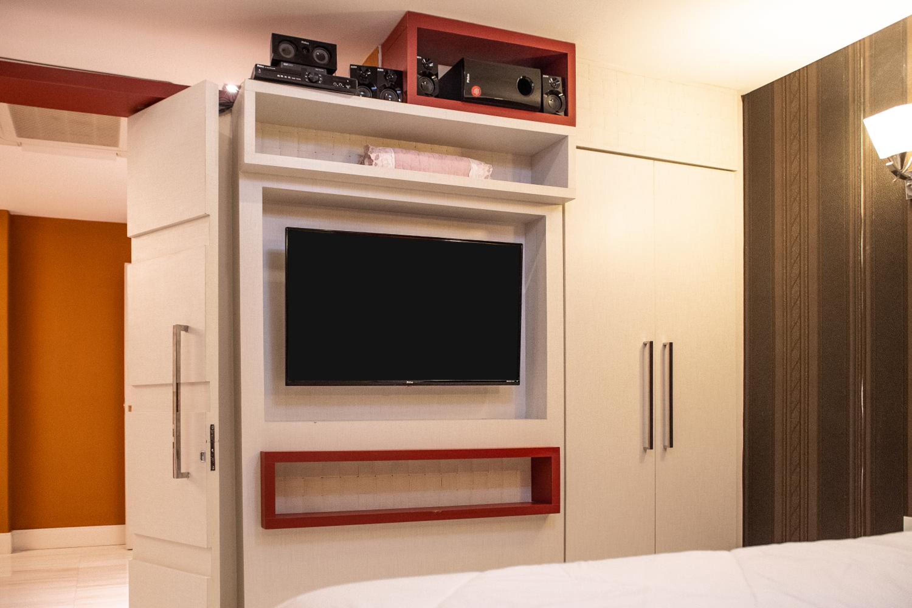 Deluxe King Suite photo 3