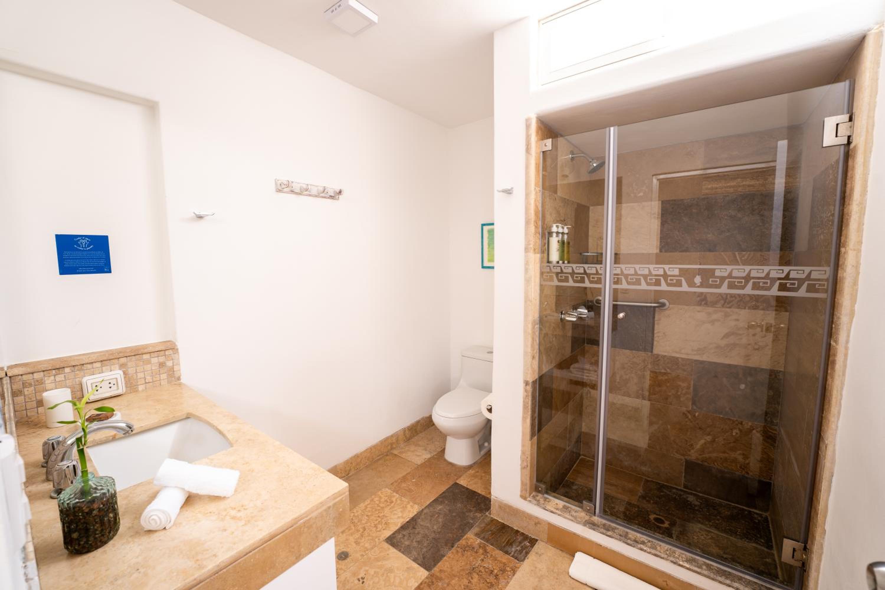 Standard Queen Room - Photo 5