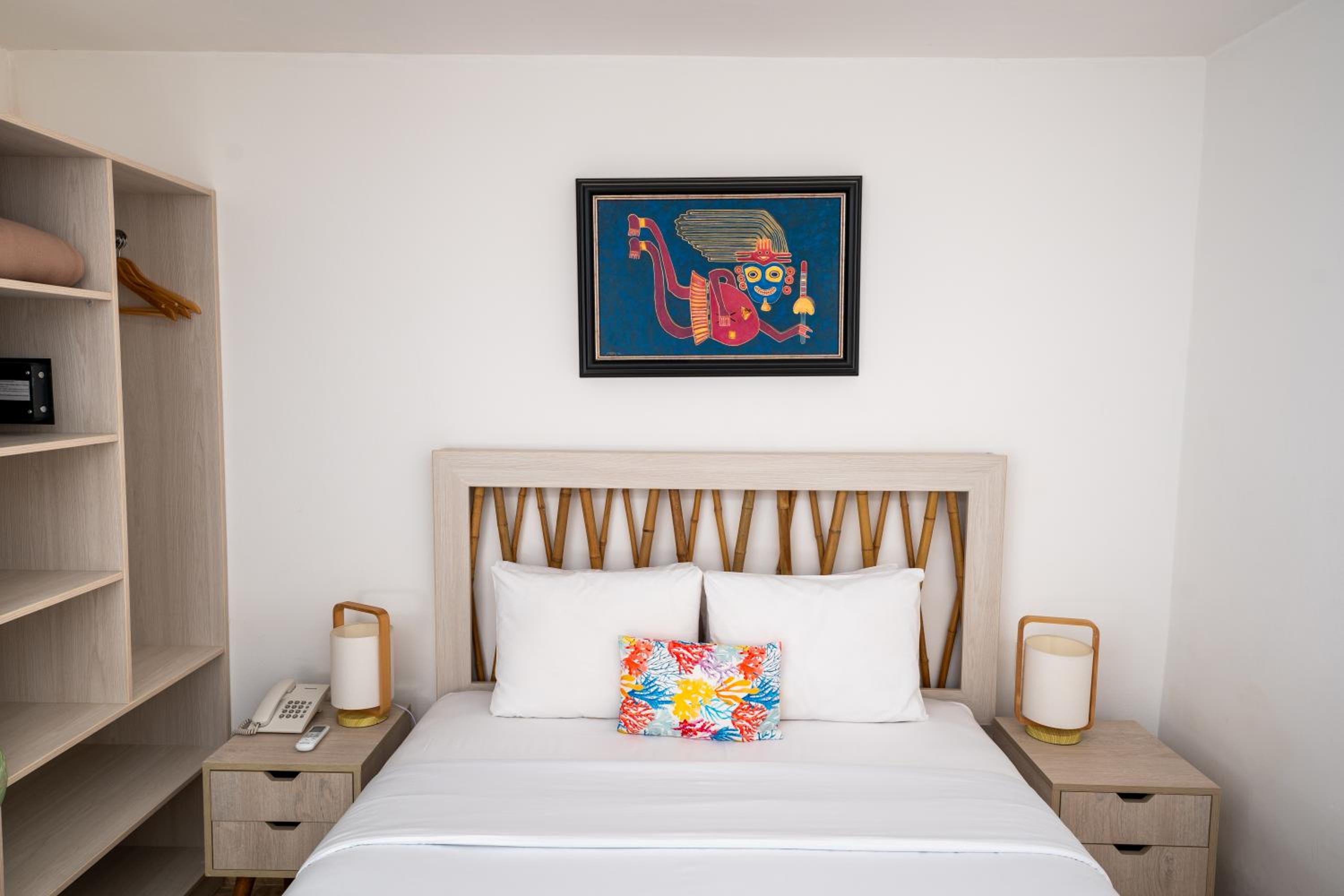 Standard Queen Room - Photo 9