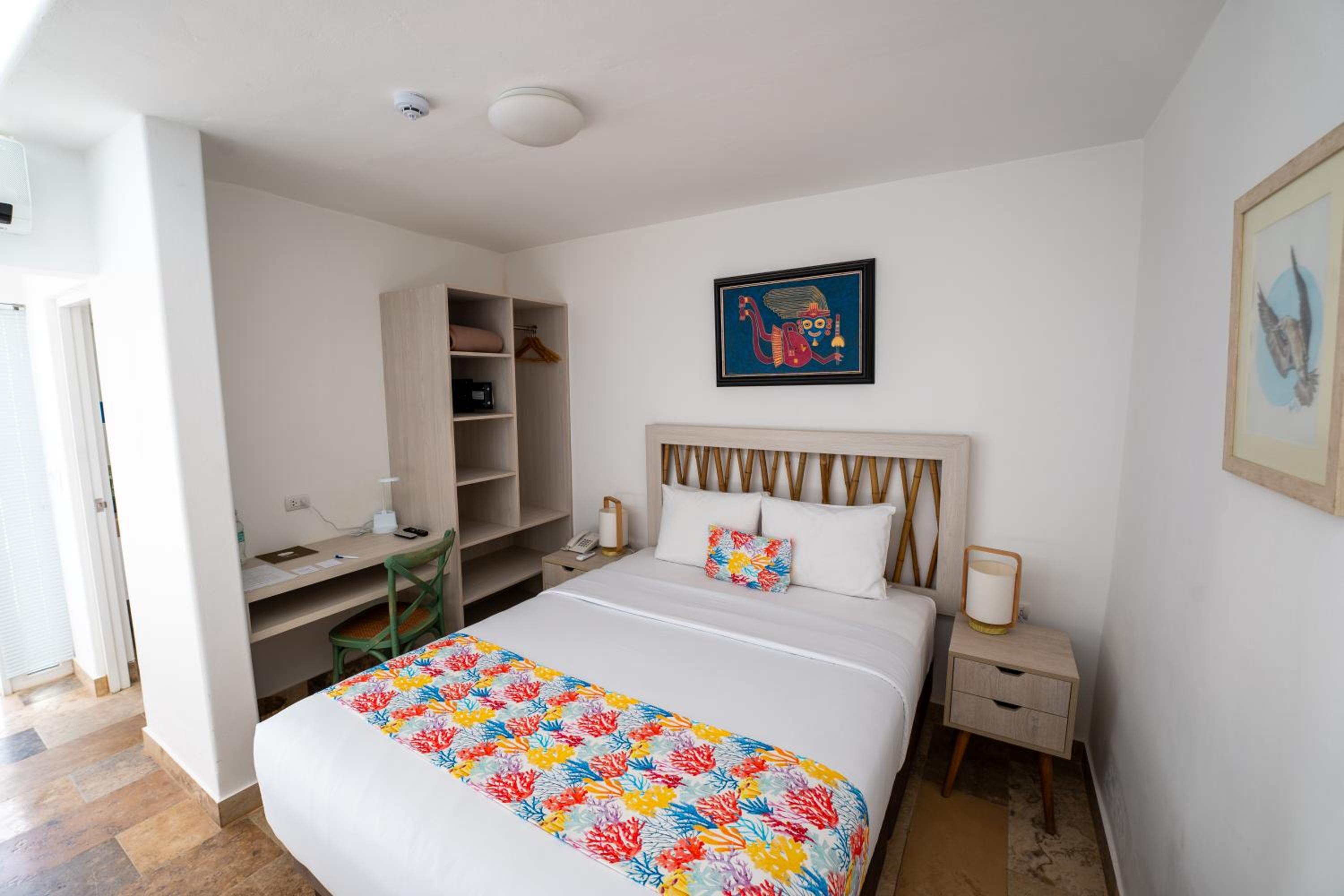 Standard Queen Room - Photo 8