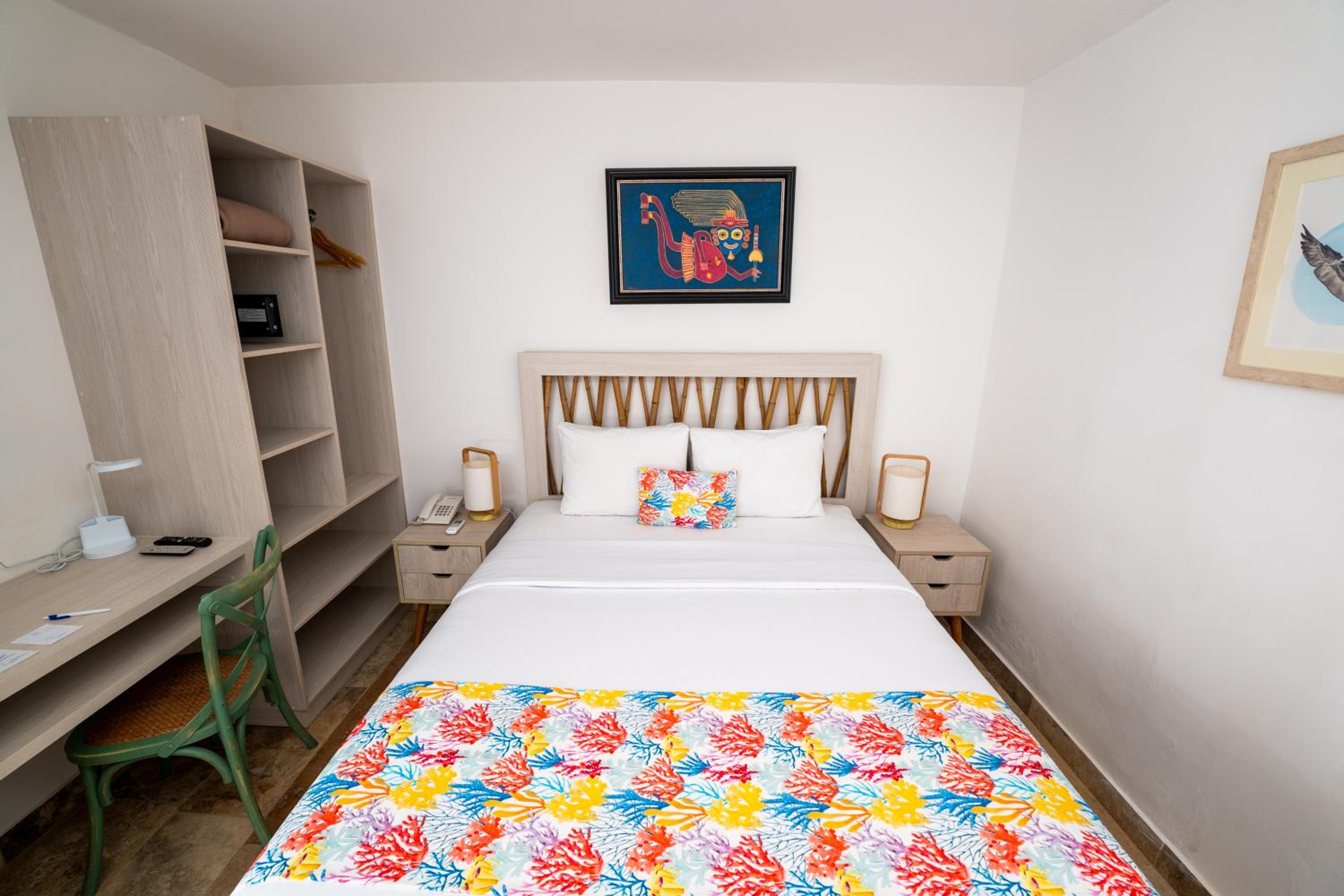 Standard Queen Room - Photo 7