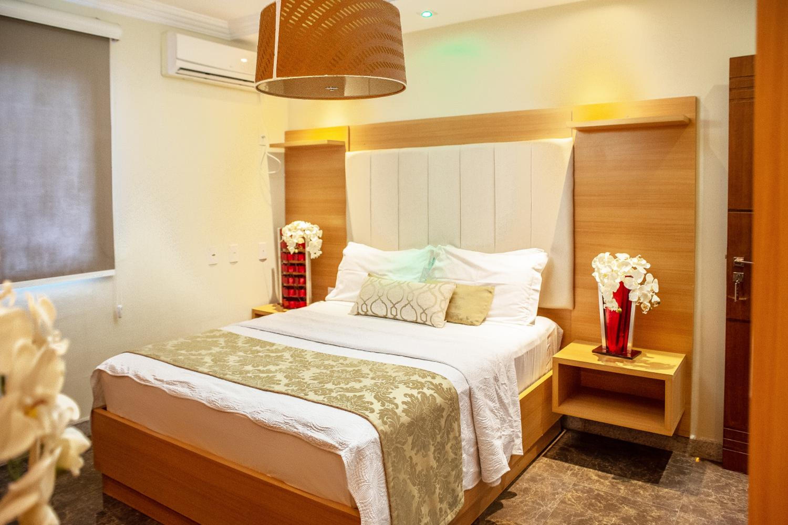Queen Suite with Spa Bath photo 1