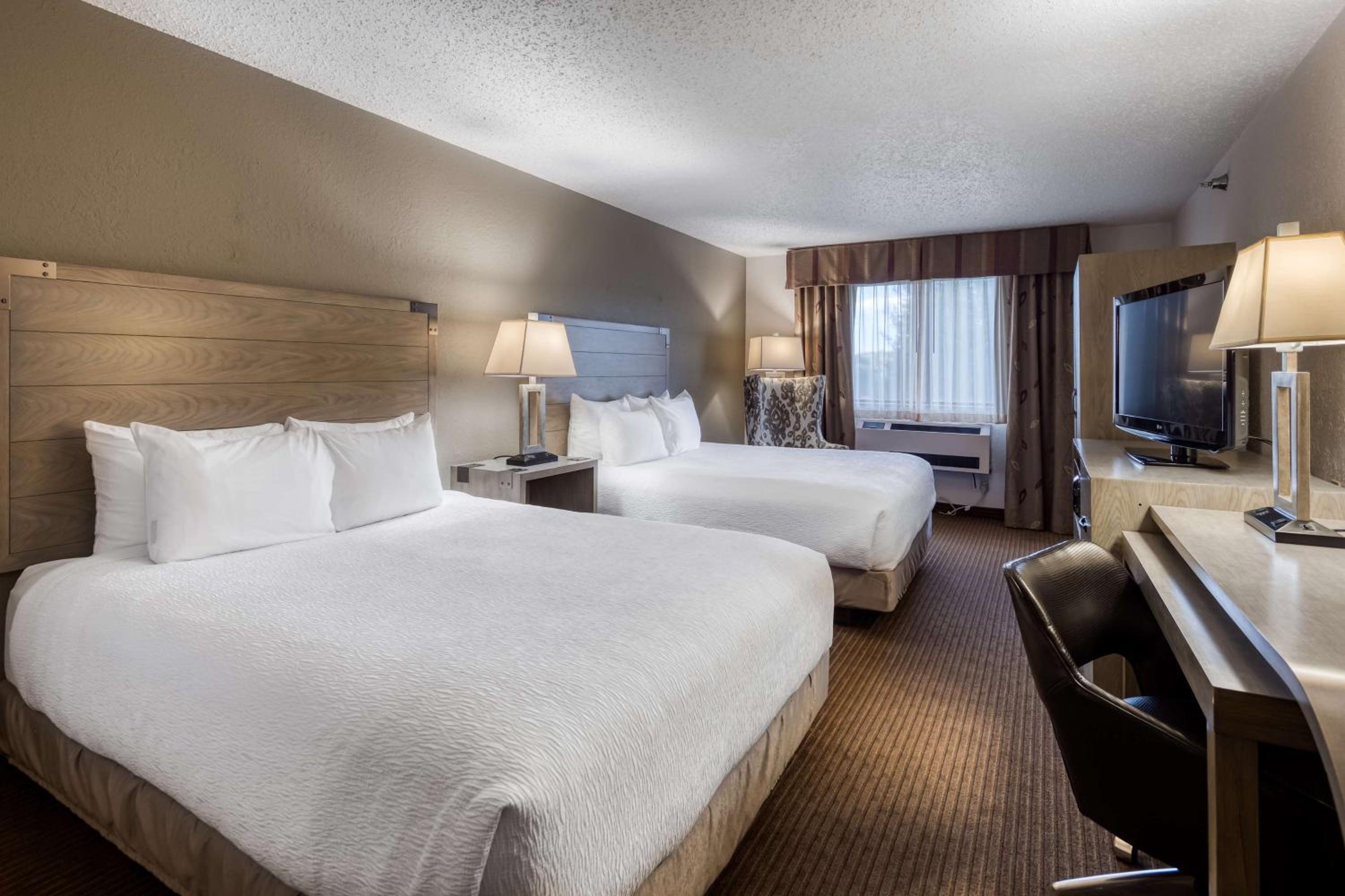 Queen Room with Two Queen Beds - Pet-Friendly/Non-Smoking - Photo 2