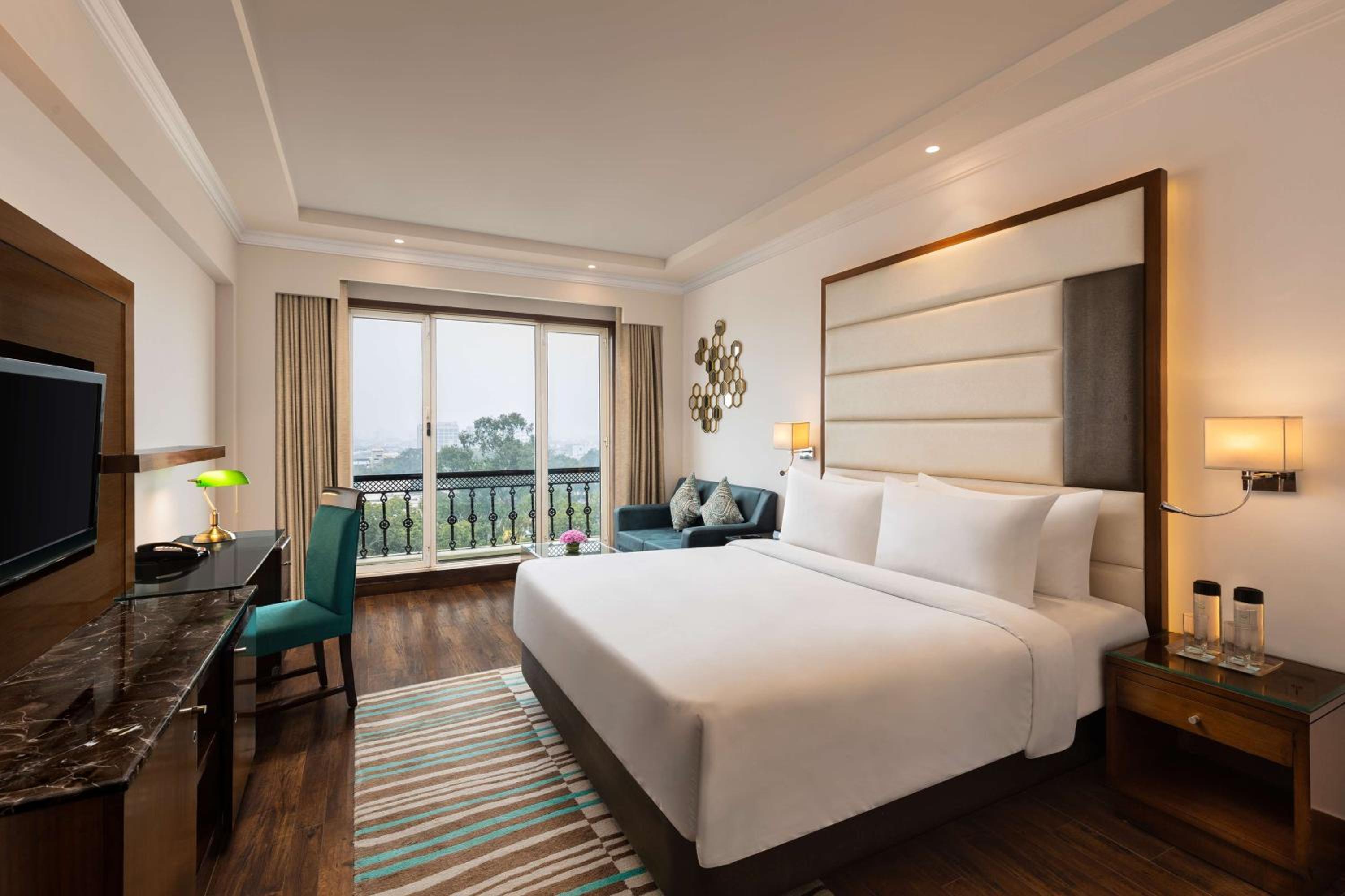 Business Double Room : (Enjoy INR 500 credit on dinner buffet at Mosaic Restaurant, Happy Hours 1+1 offer on Alcoholic Beverages 12 PM-6 PM, Soft Beverages (Except Dragon House), 2 pints of House Beer per room once during stay,10% off Laundry and Spa) - Photo 5