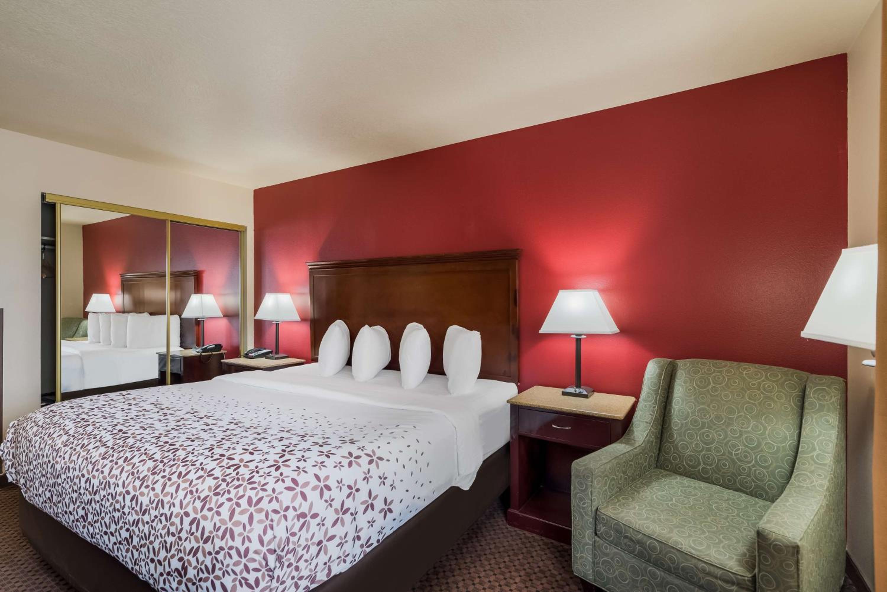 King Room - Non-Smoking - Photo 2