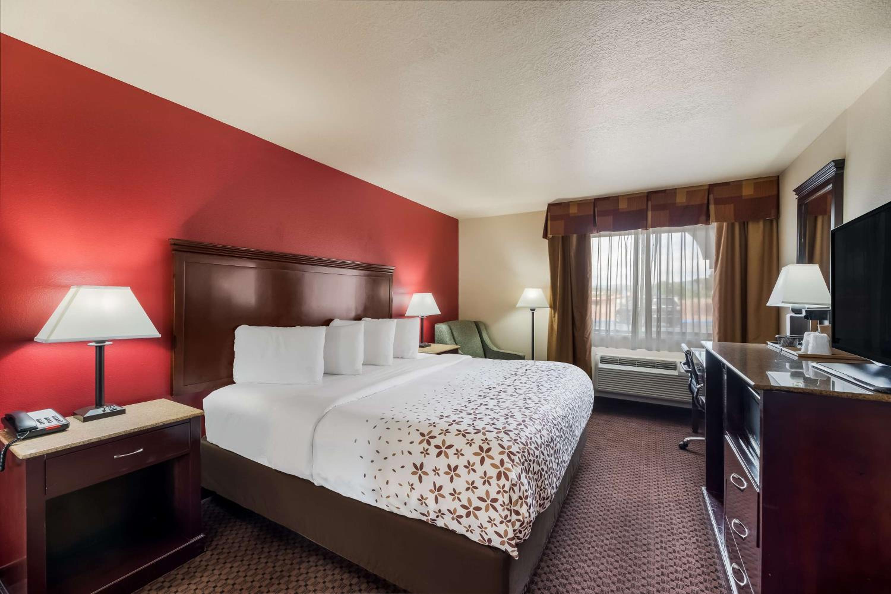 King Room - Non-Smoking - Photo 1