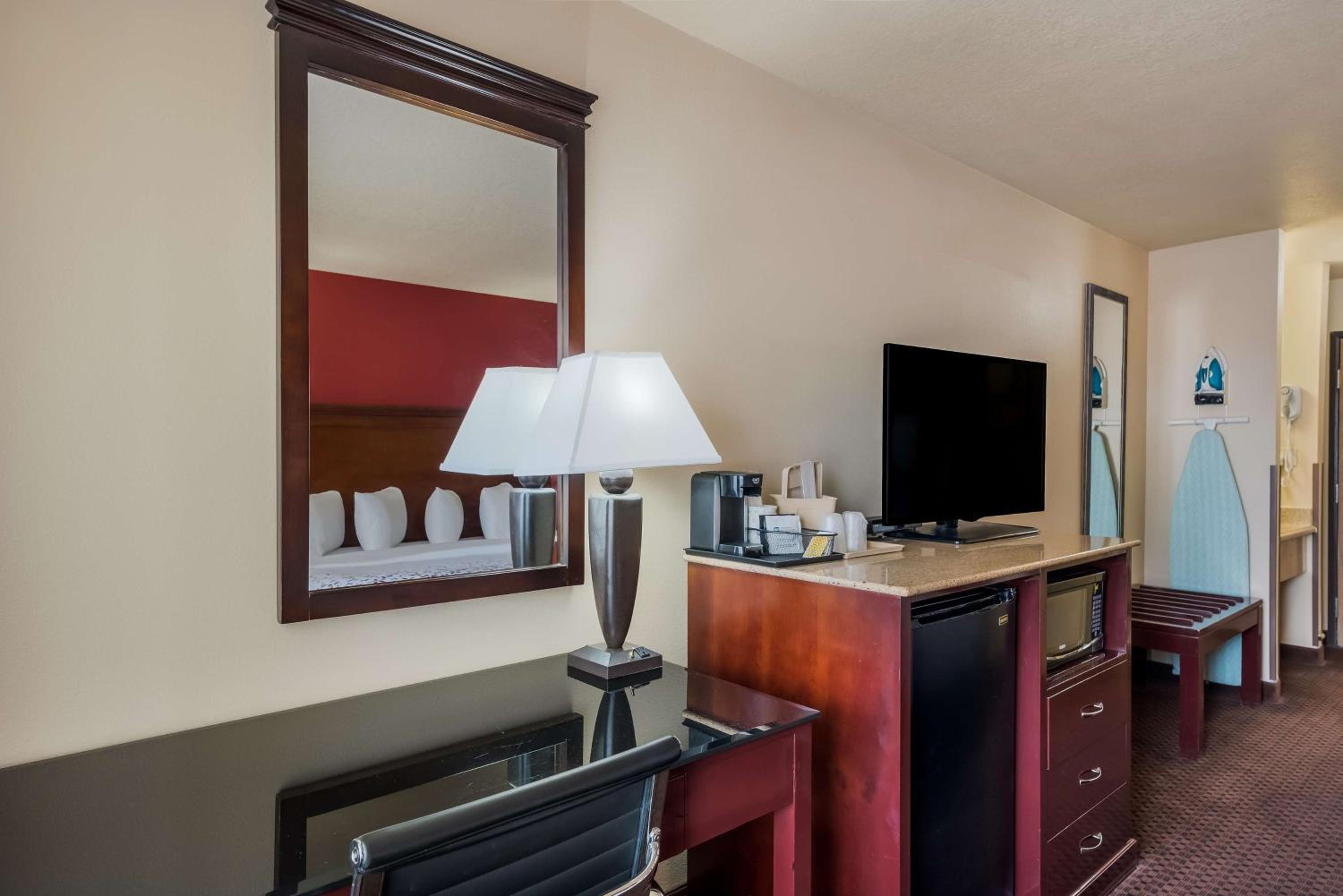 King Room - Non-Smoking - Photo 3
