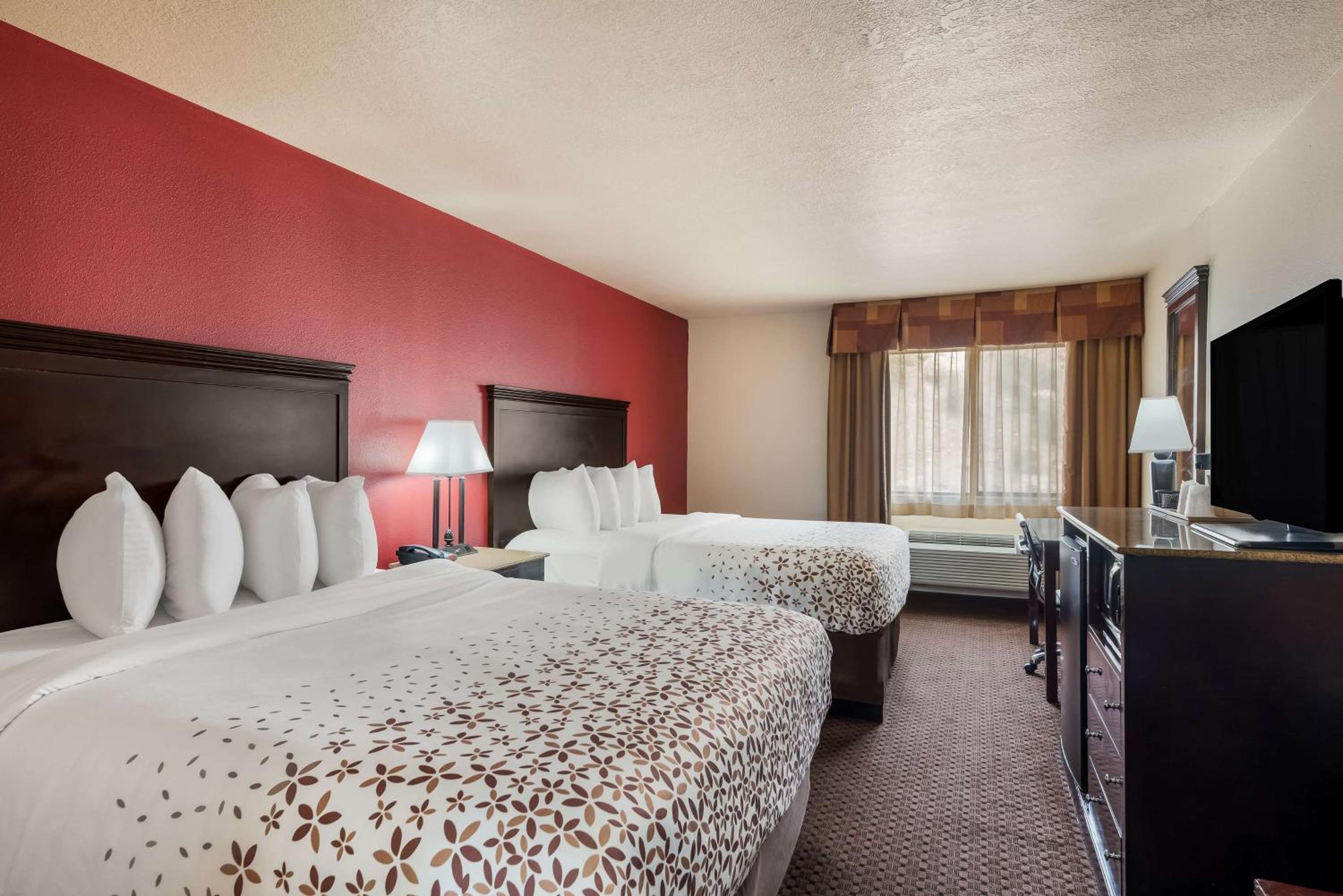 Queen Room with Two Queen Beds - Non-Smoking - Photo 1