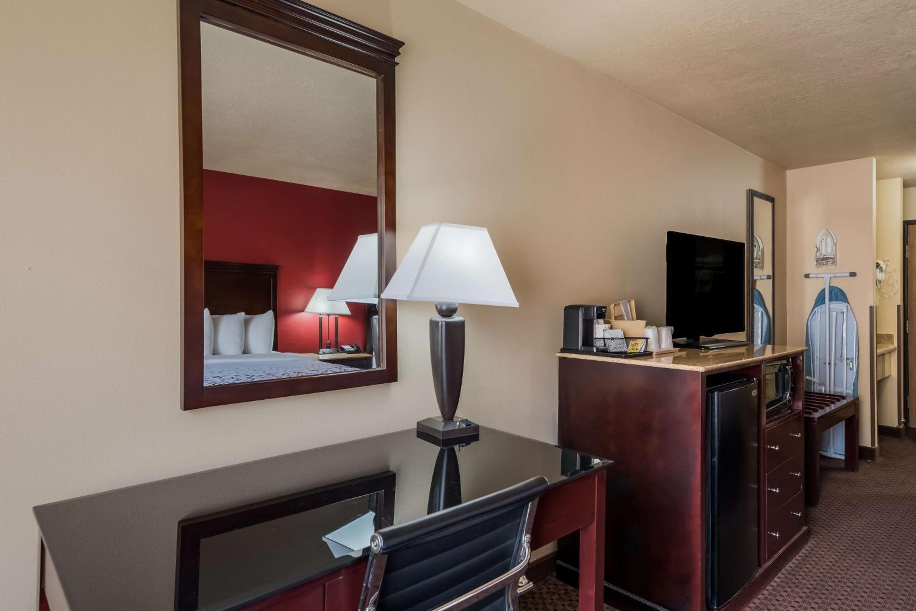 Queen Room with Two Queen Beds - Non-Smoking - Photo 4