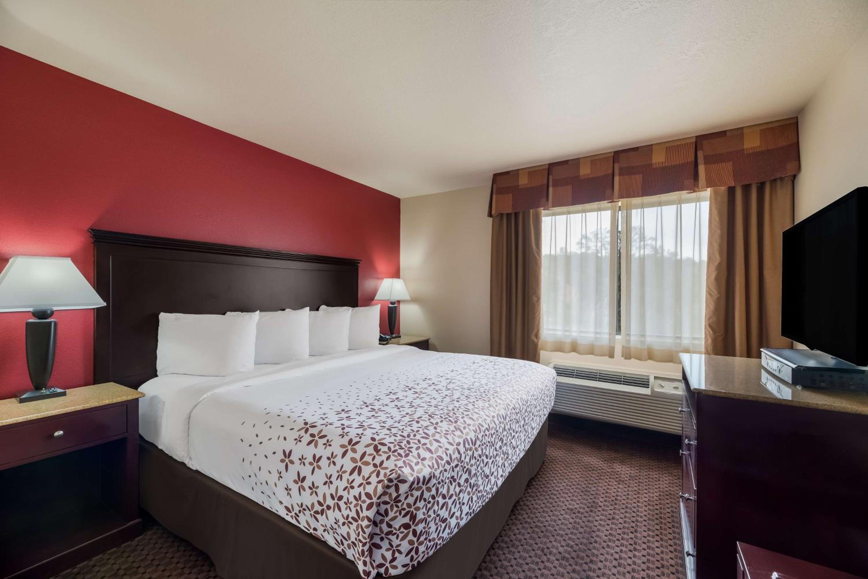 King Suite with Sofa Bed - Non-Smoking - Photo 1