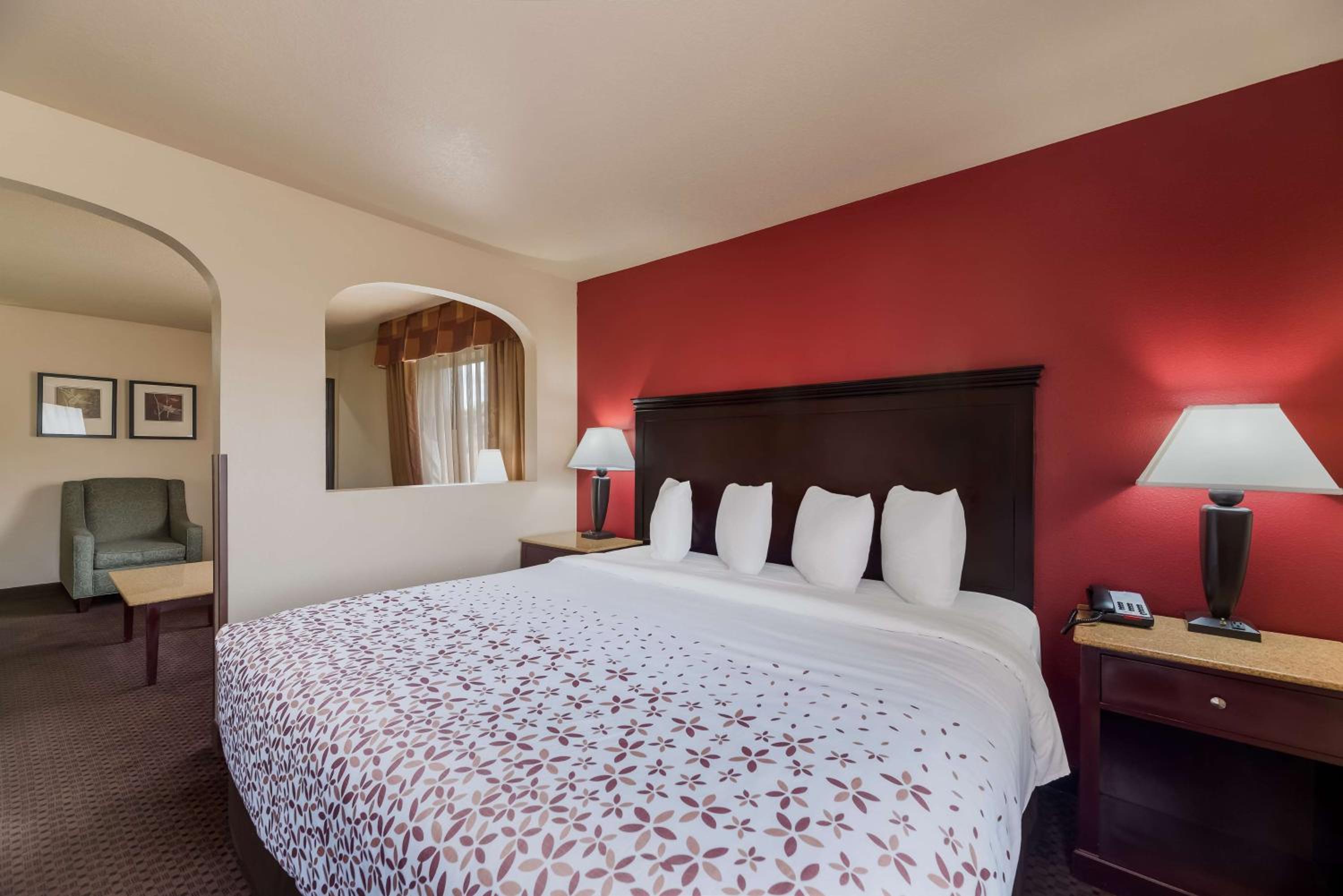 King Suite with Sofa Bed - Non-Smoking - Photo 3