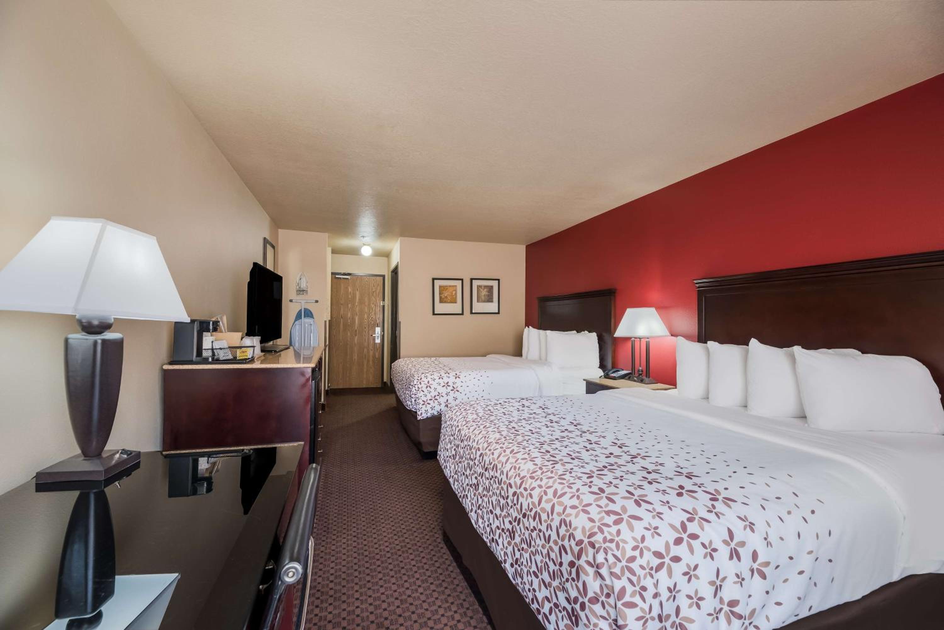 Queen Room with Two Queen Beds - Non-Smoking - Photo 5