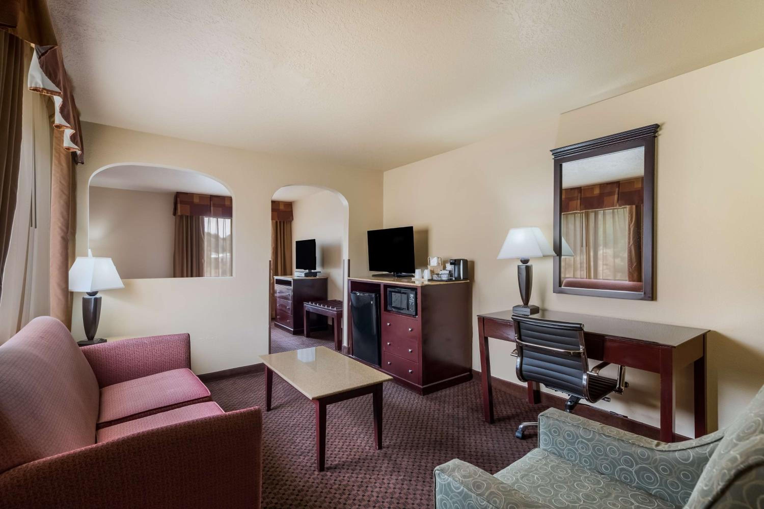 King Suite with Sofa Bed - Non-Smoking - Photo 4
