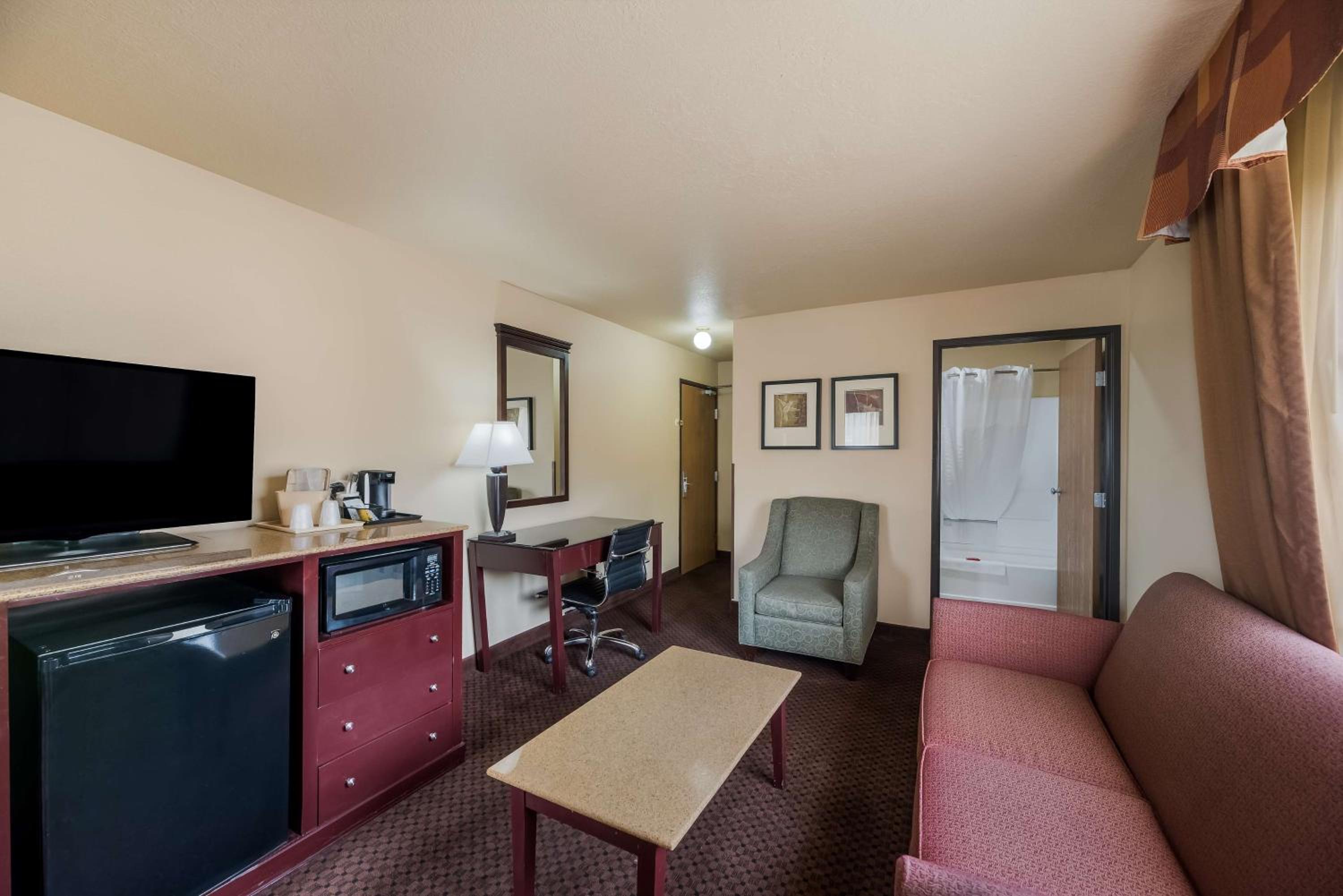 King Suite with Sofa Bed - Non-Smoking - Photo 2