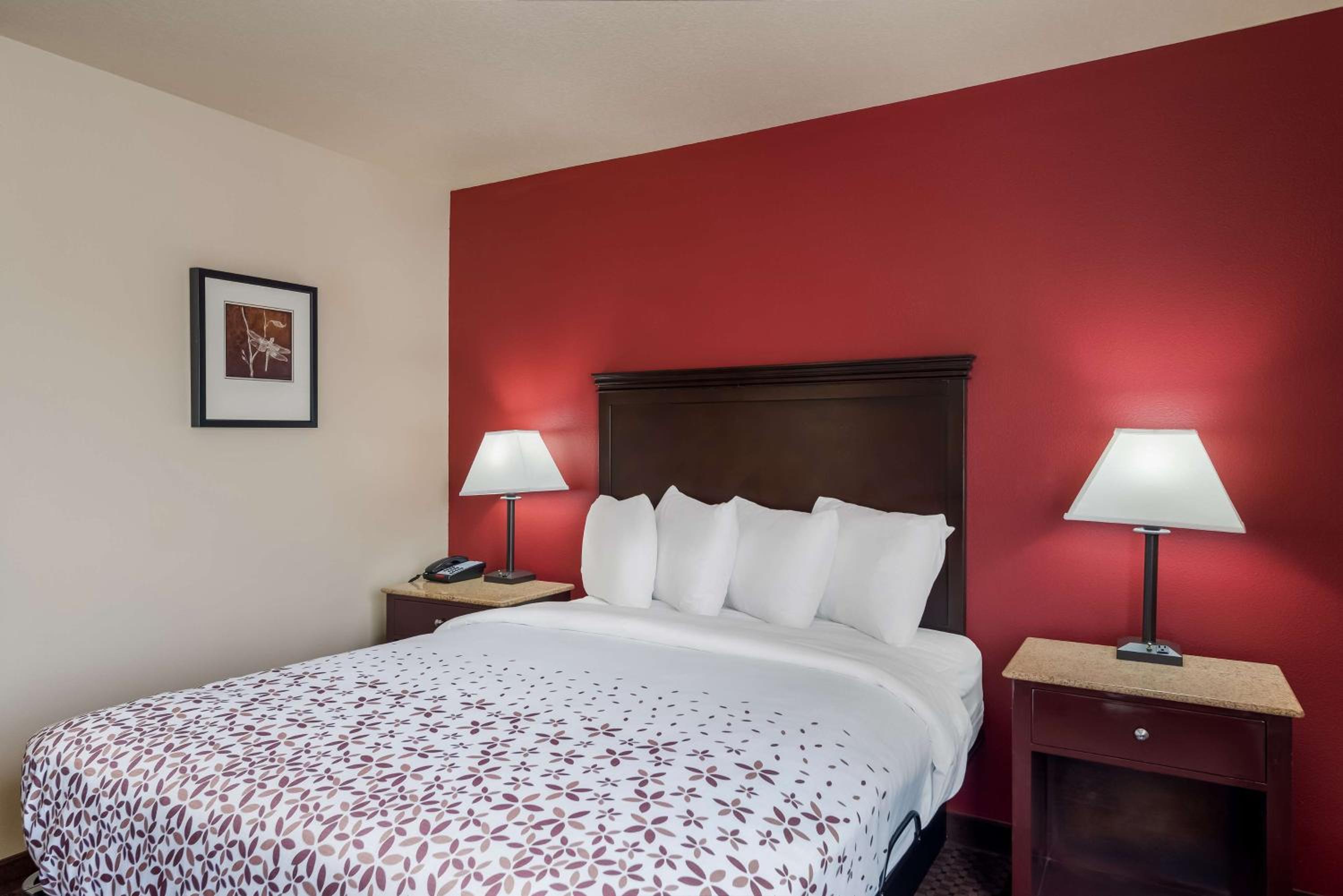 Queen Room with Bath Tub - Mobility Accessible - Photo 4